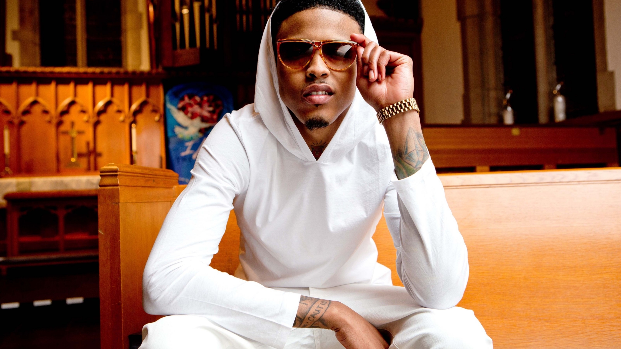 August Alsina in a white hoodie and pants HD Wallpaper