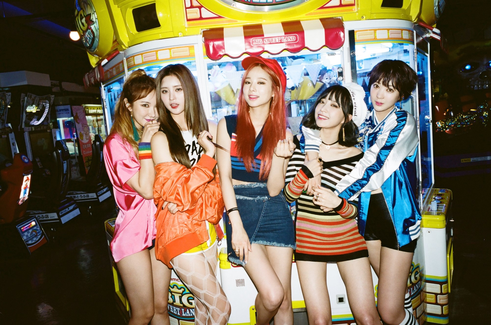 EXID members posing in front of arcade games HD Wallpaper