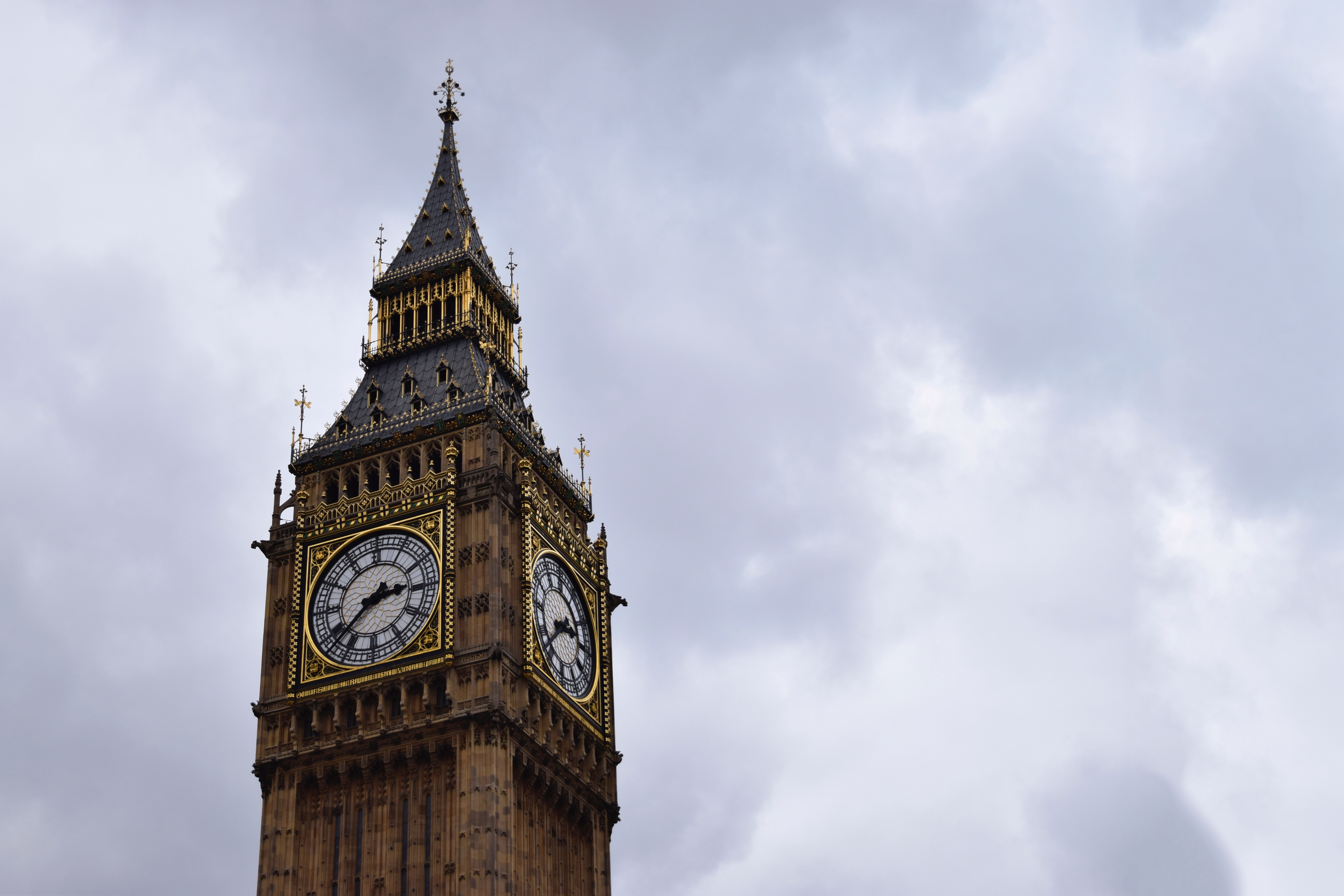 Big Ben Clock Tower in London Under Cloudy Sky HD Wallpaper