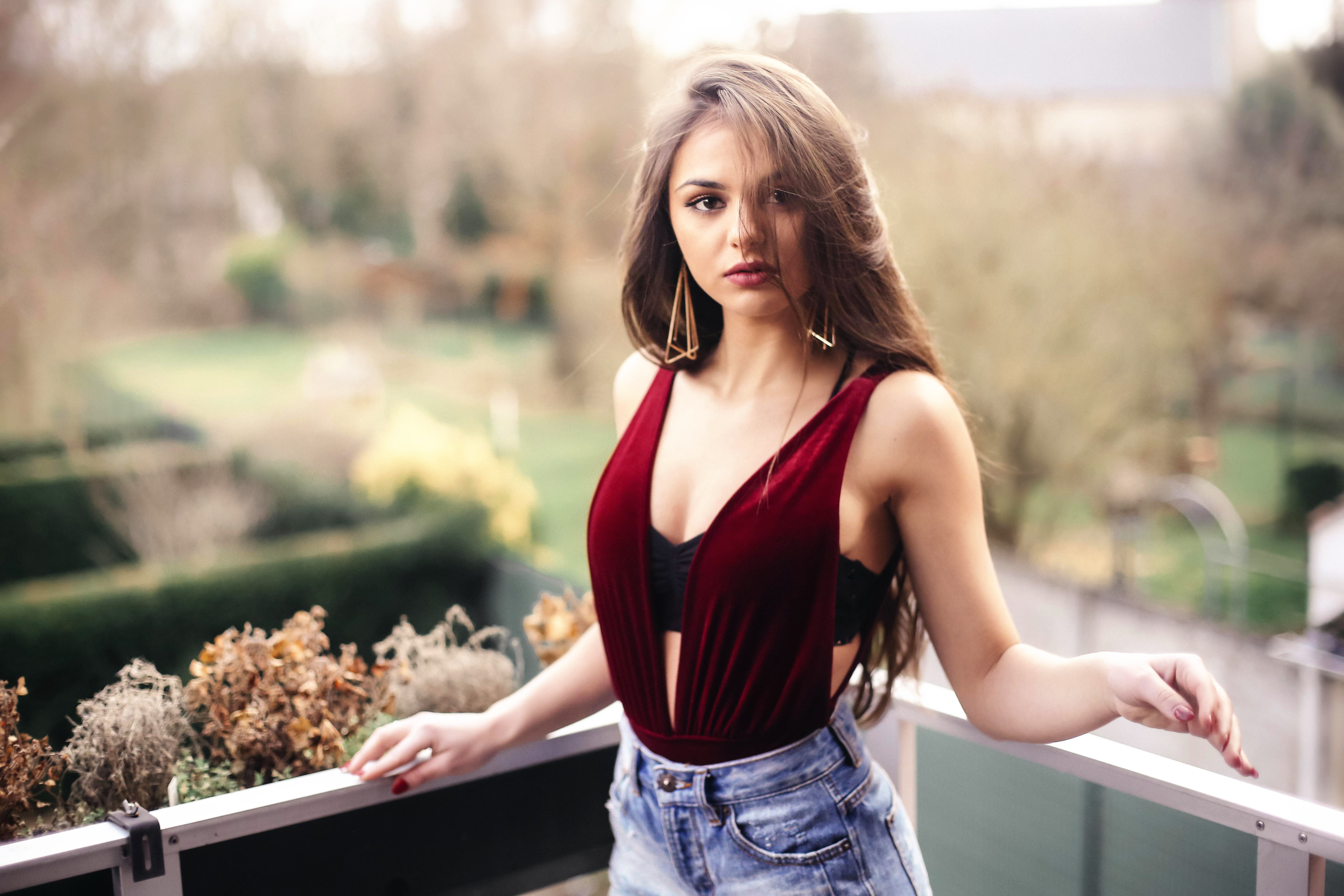 Woman posing on a balcony HD Wallpaper
