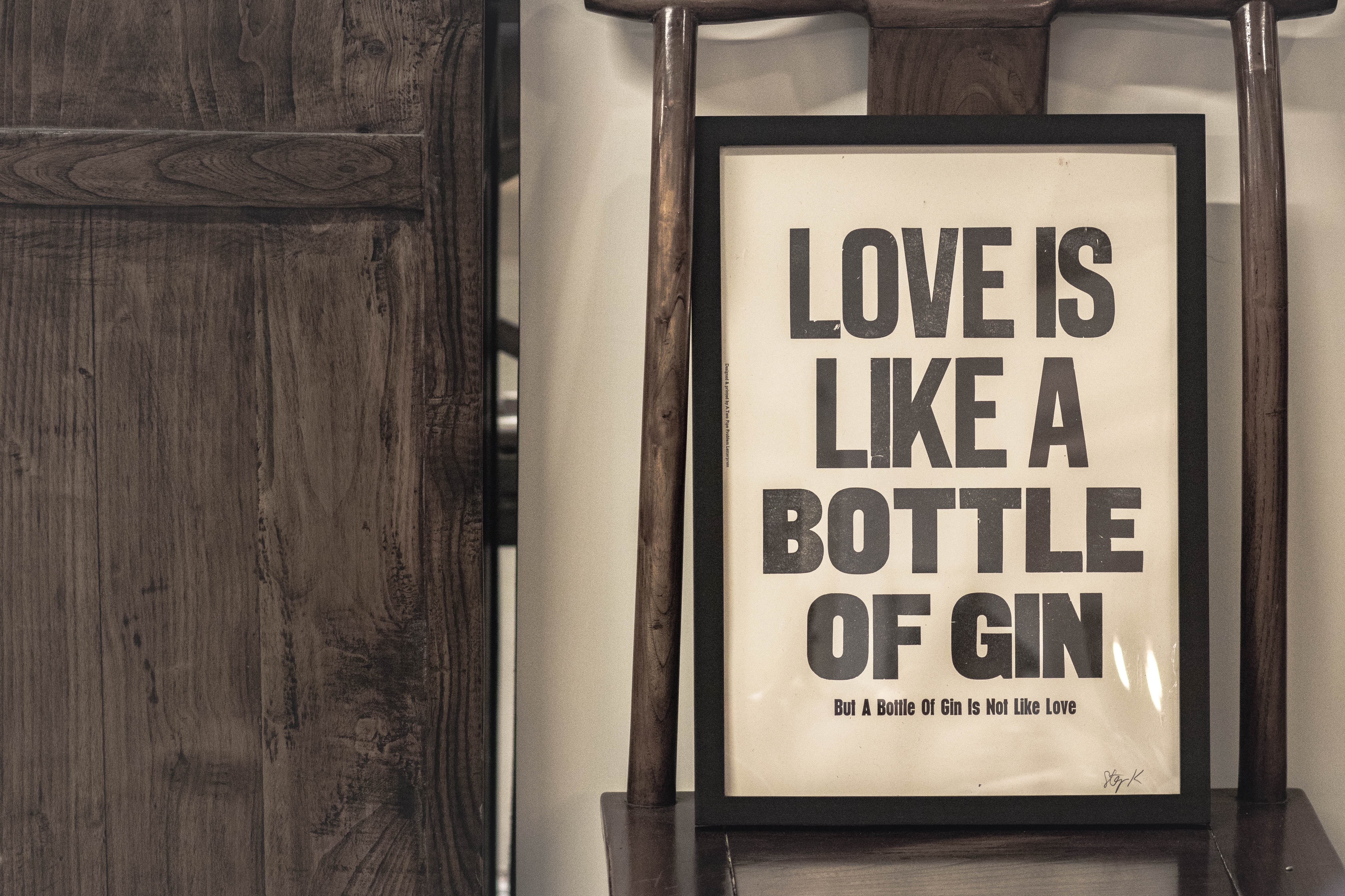 Love is Like a Bottle of Gin Quote Art HD Wallpaper