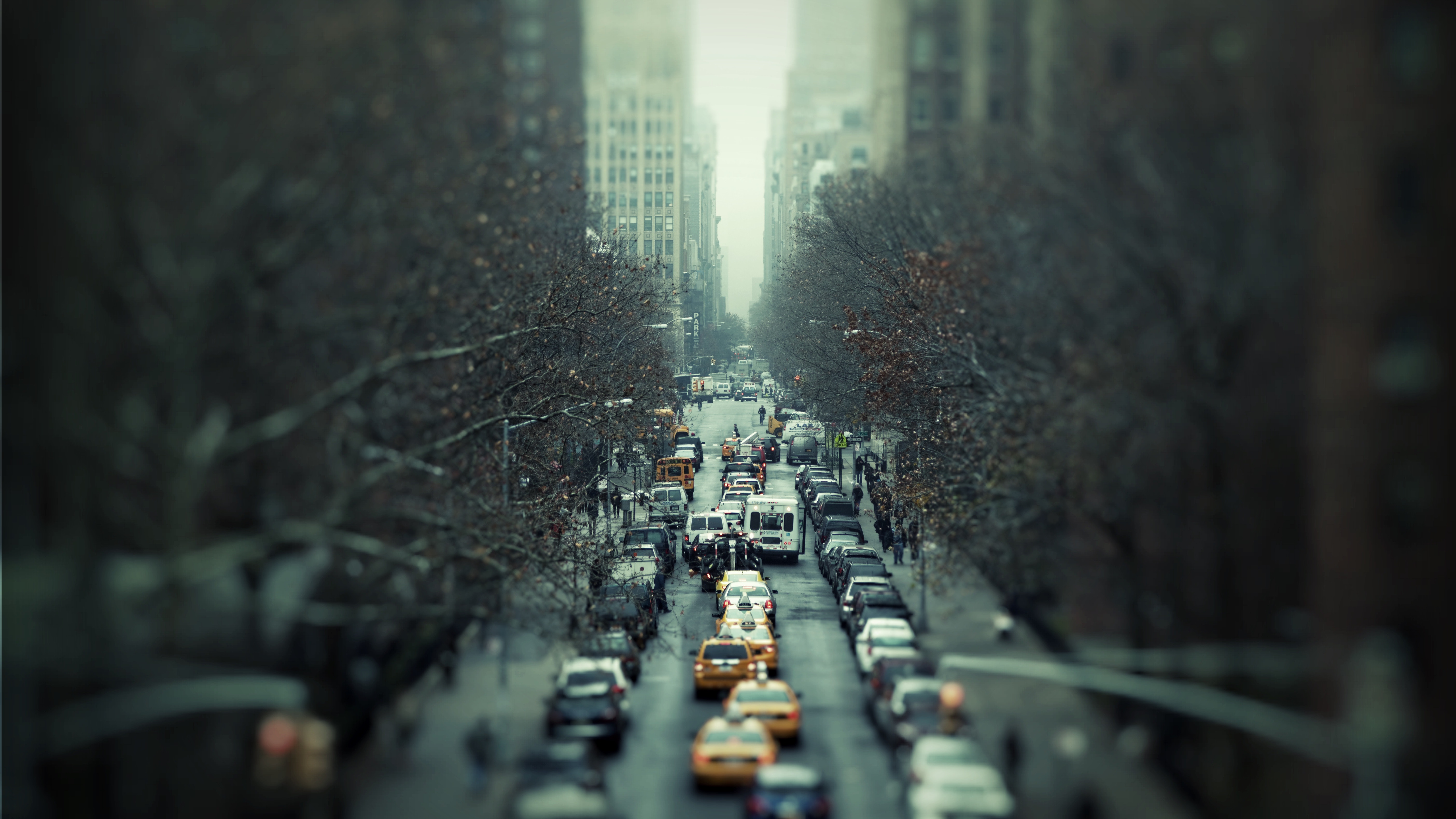 Traffic on a city street in New York City HD Wallpaper