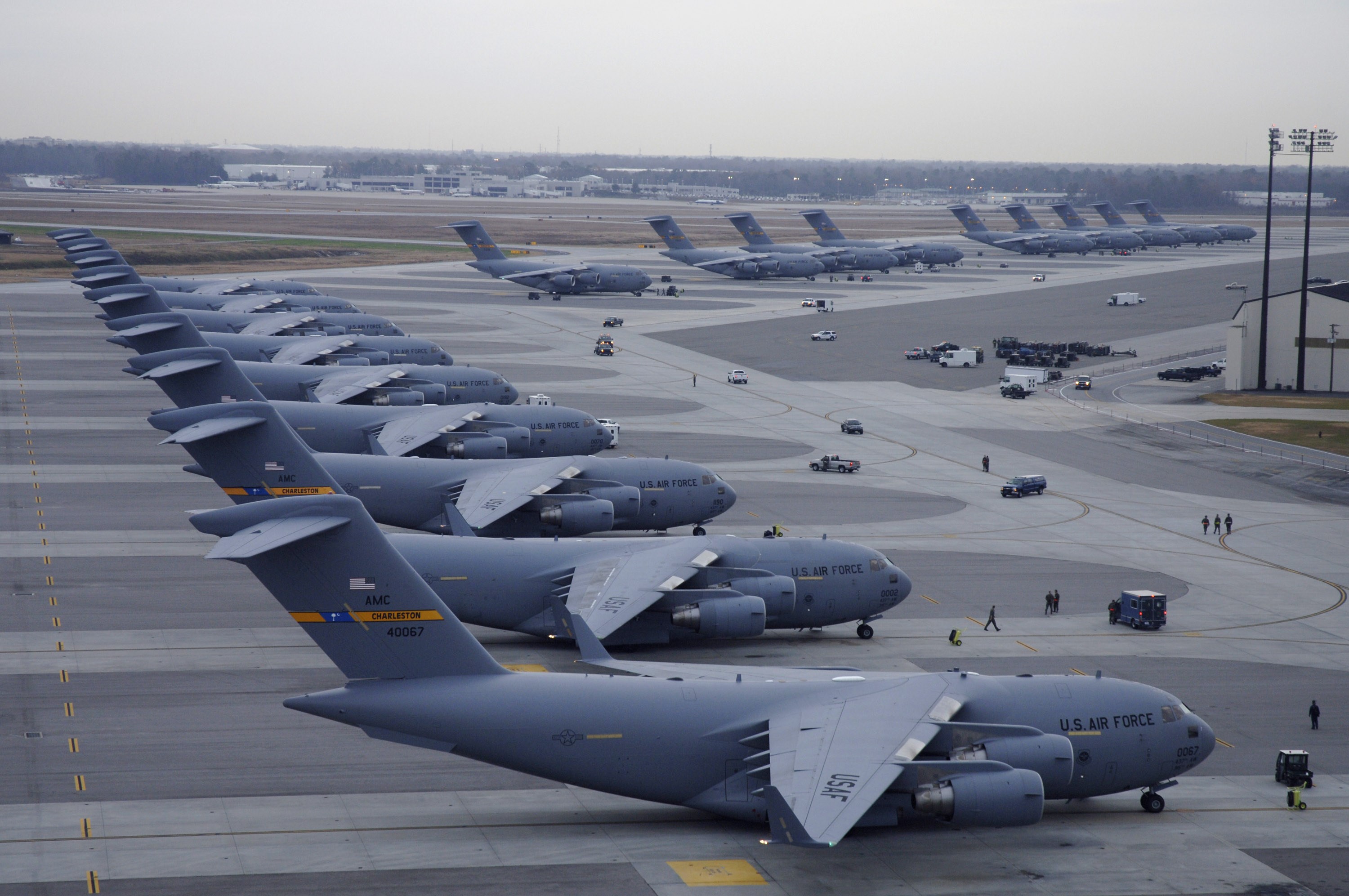 Boeing C-17 Globemaster III aircraft lined up on tarmac HD Wallpaper