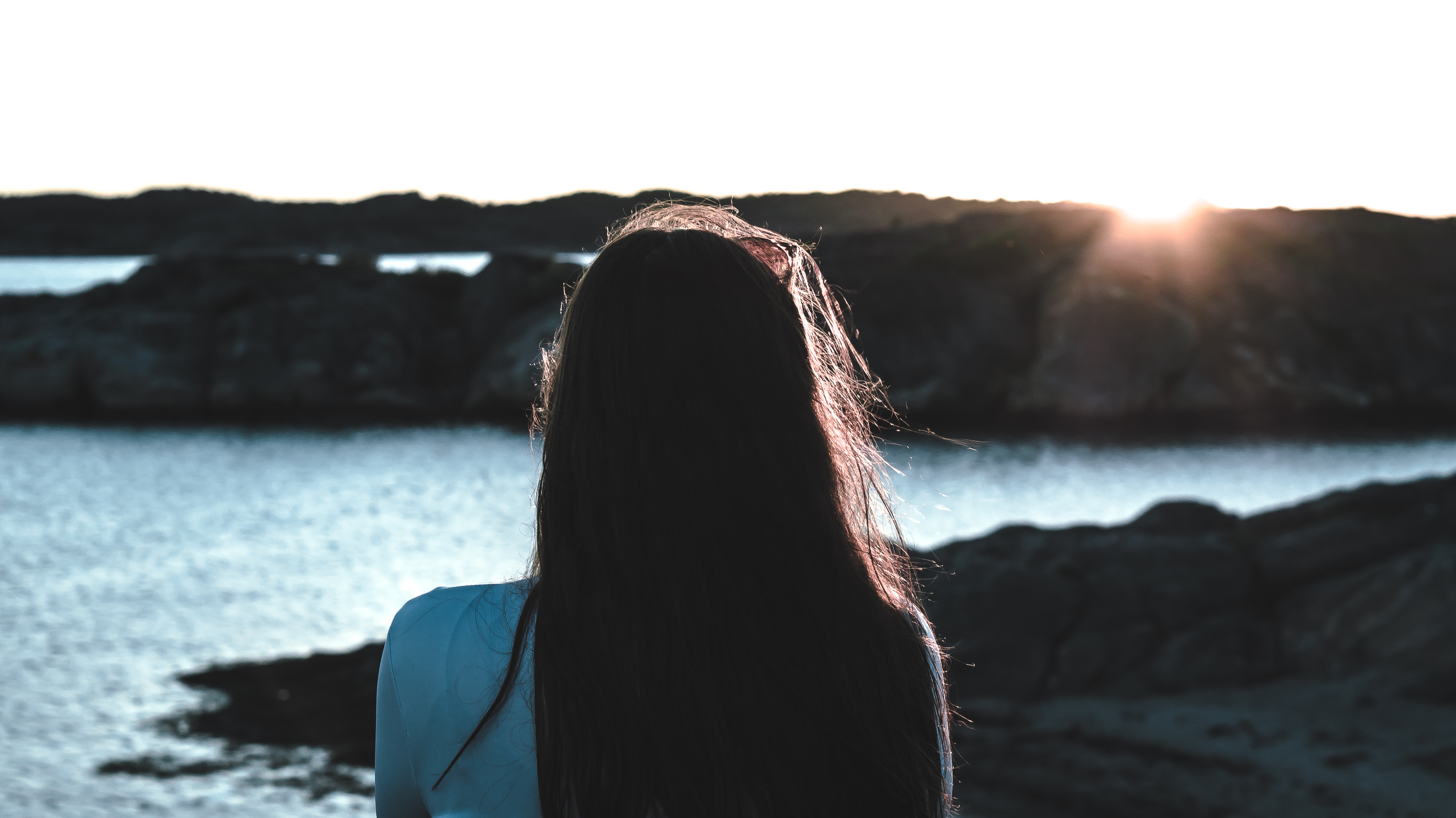 Girl watching the sunset over the water HD Wallpaper