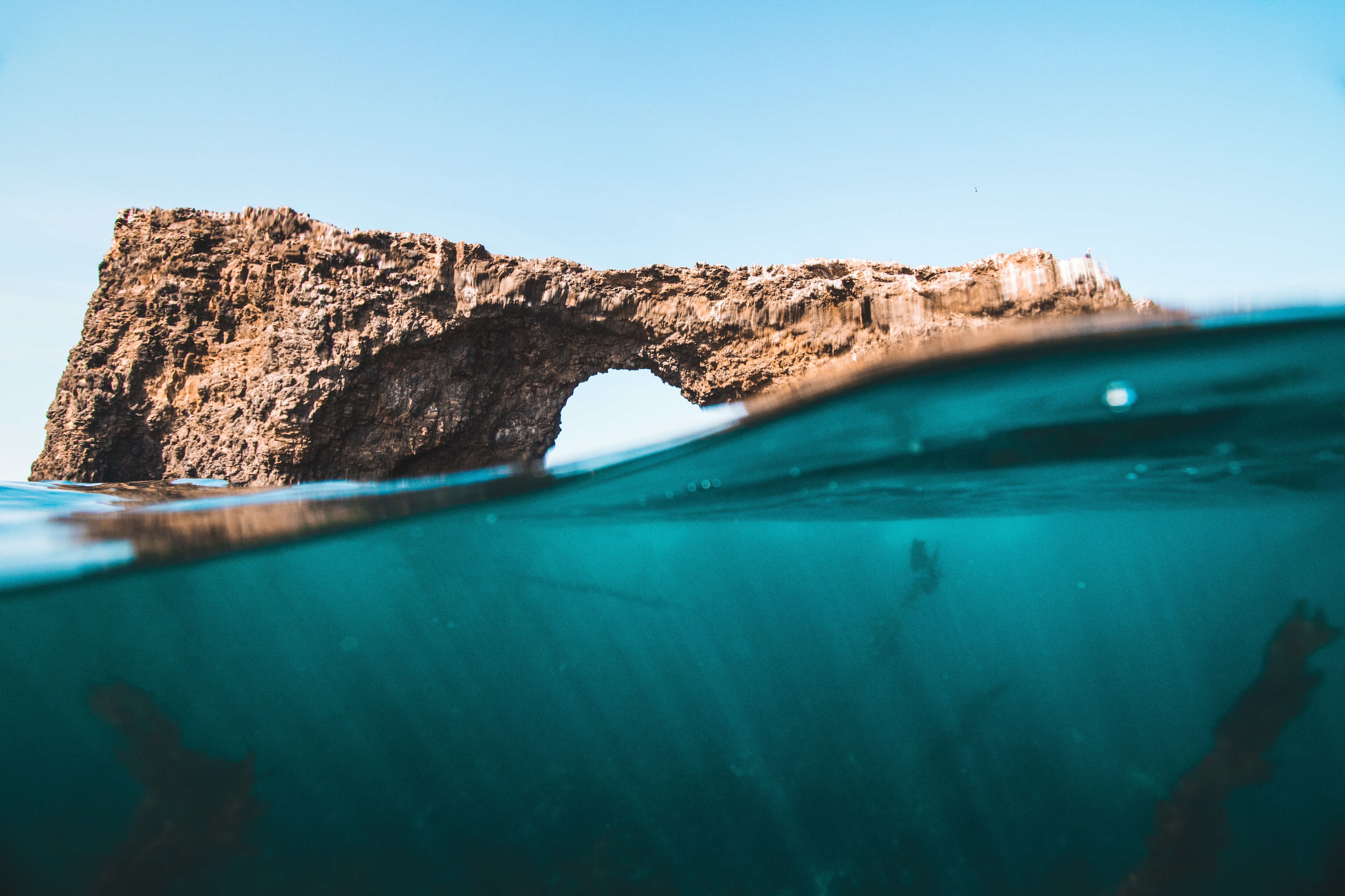 Rock arch over the ocean with underwater view HD Wallpaper