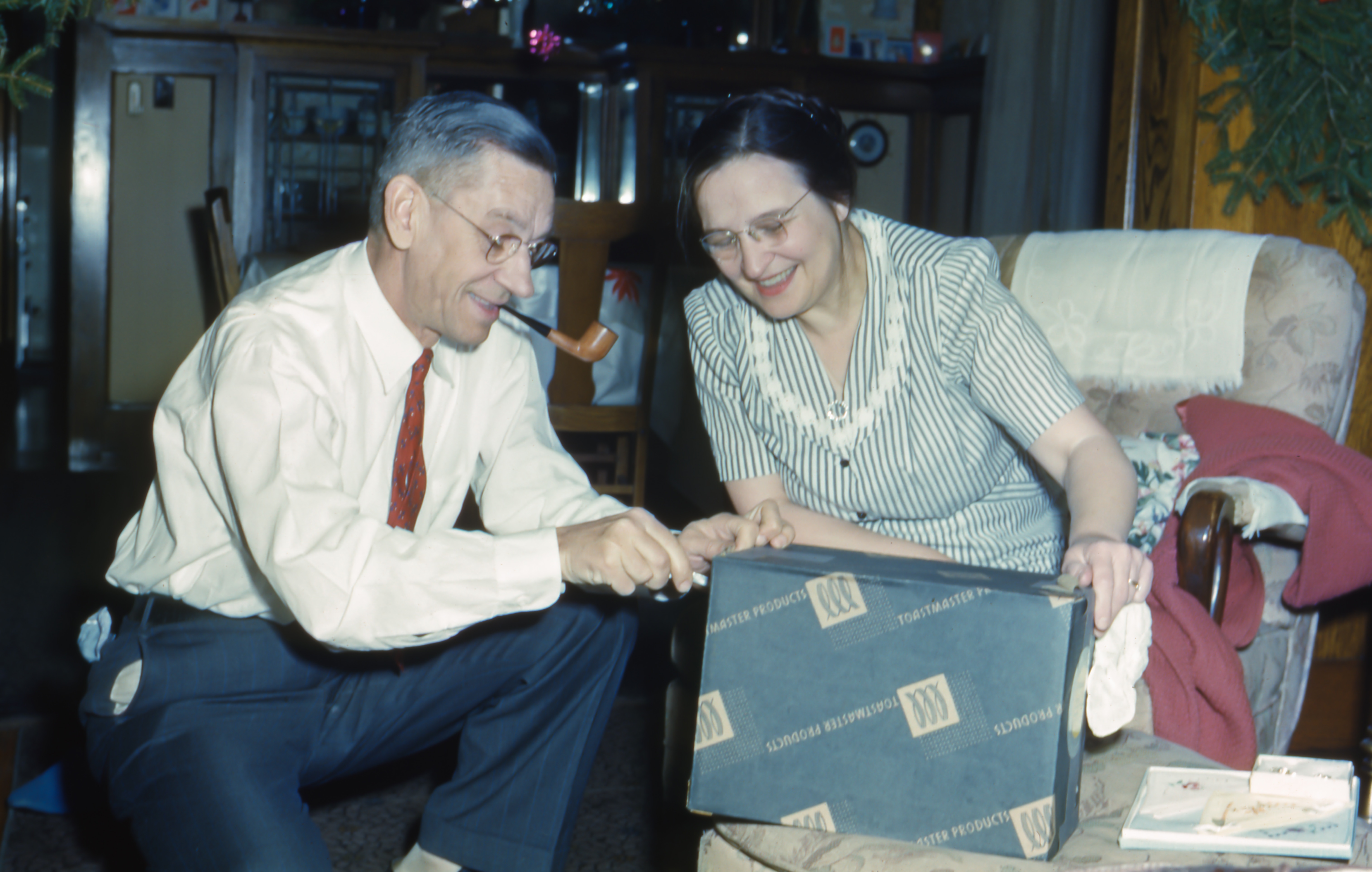 Man and woman opening a Toastmaster Products gift box HD Wallpaper