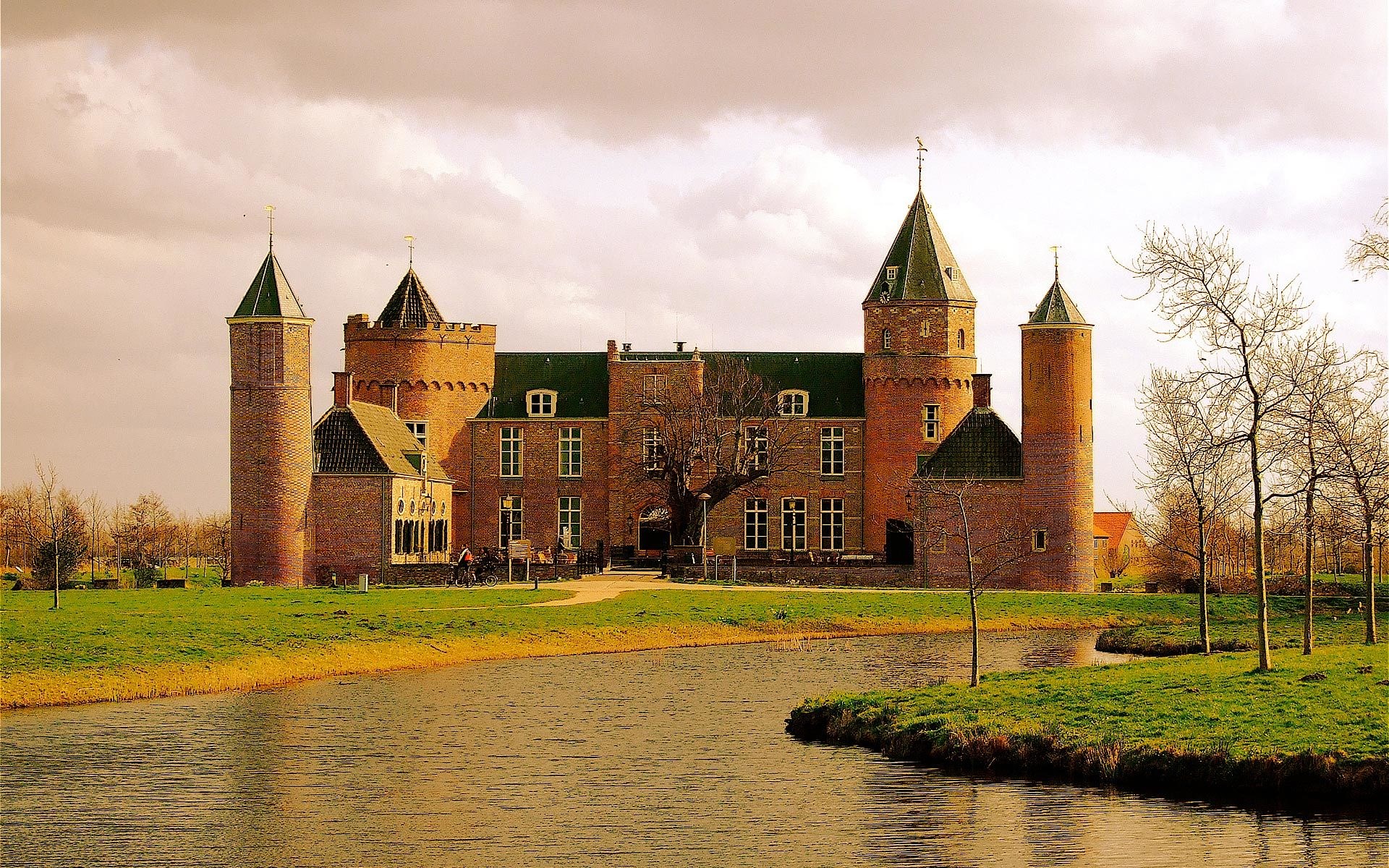 Westhove Castle with moat and trees HD Wallpaper