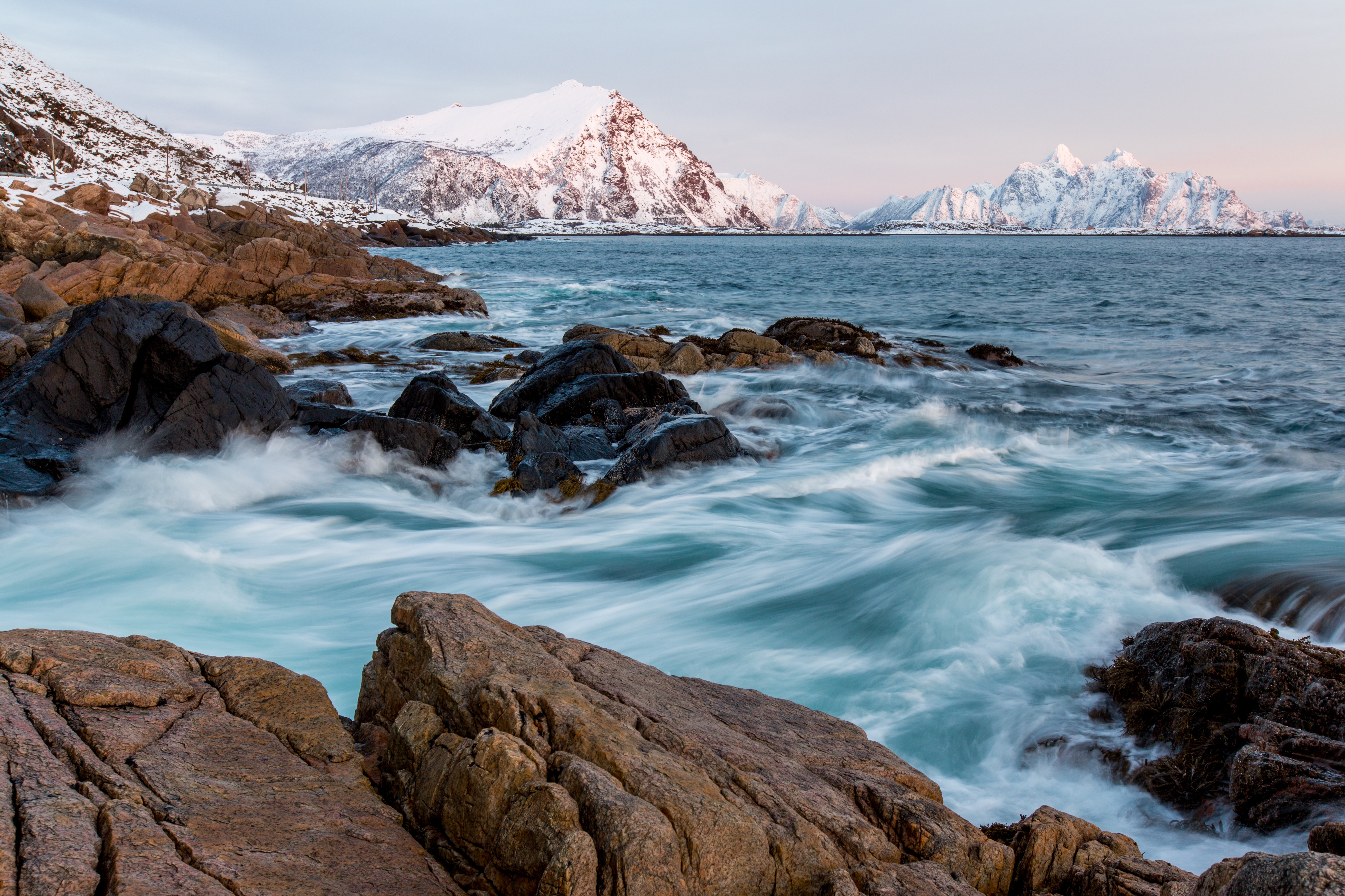 Waves crashing on rocks in Lofoten, Norway during winter HD Wallpaper