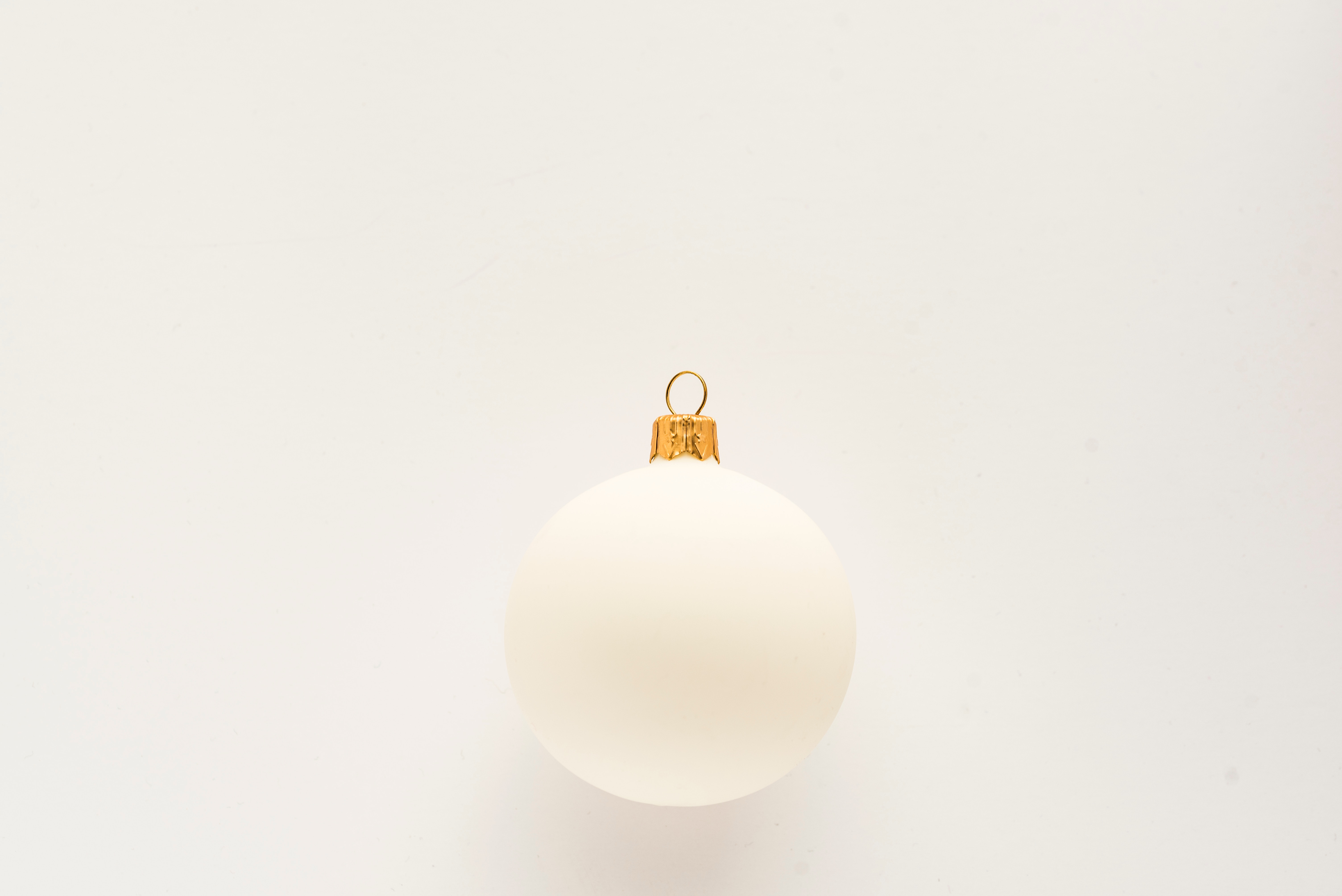 White Christmas ornament with gold cap HD Wallpaper