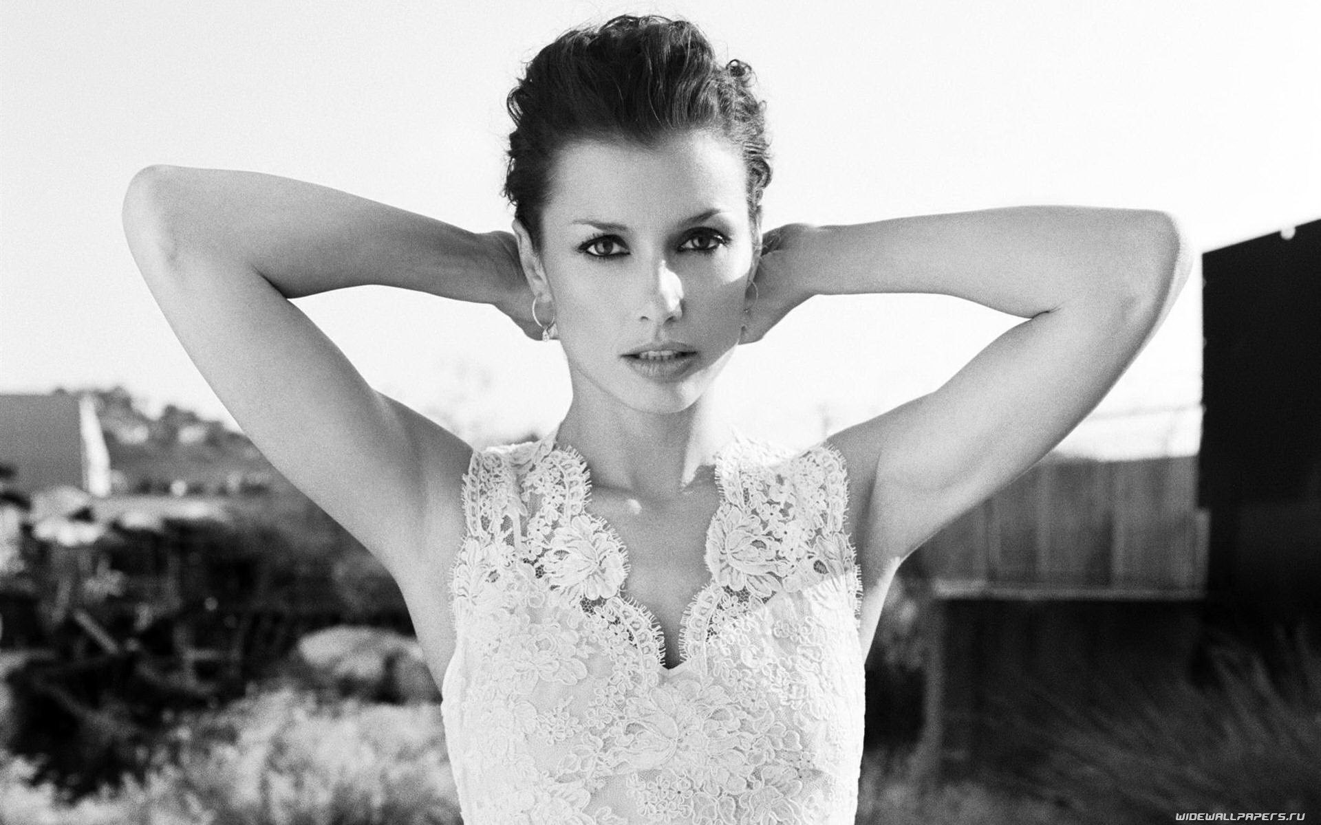 Bridget Moynahan in white lace dress HD Wallpaper