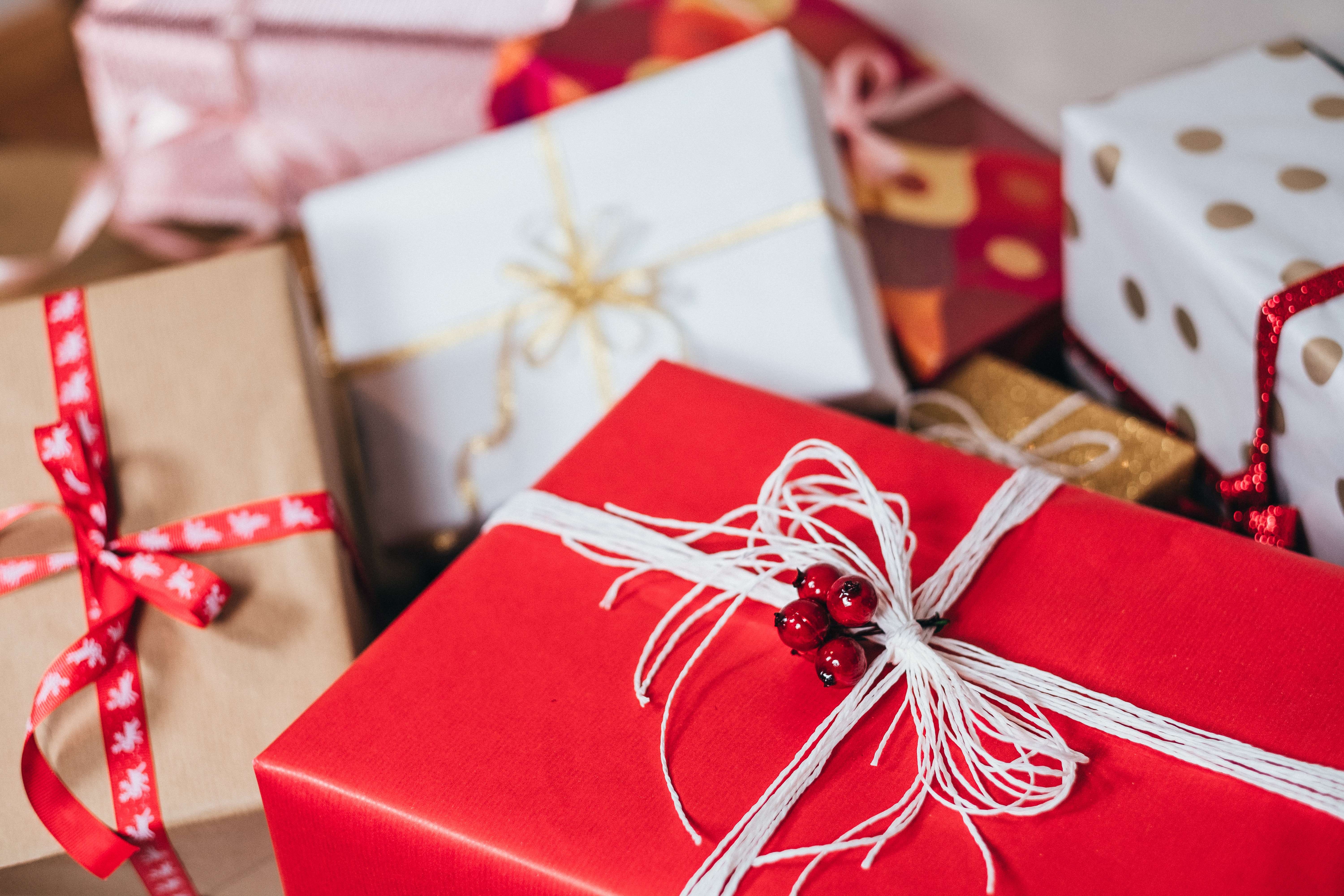 Wrapped Christmas gifts with red and white ribbons HD Wallpaper