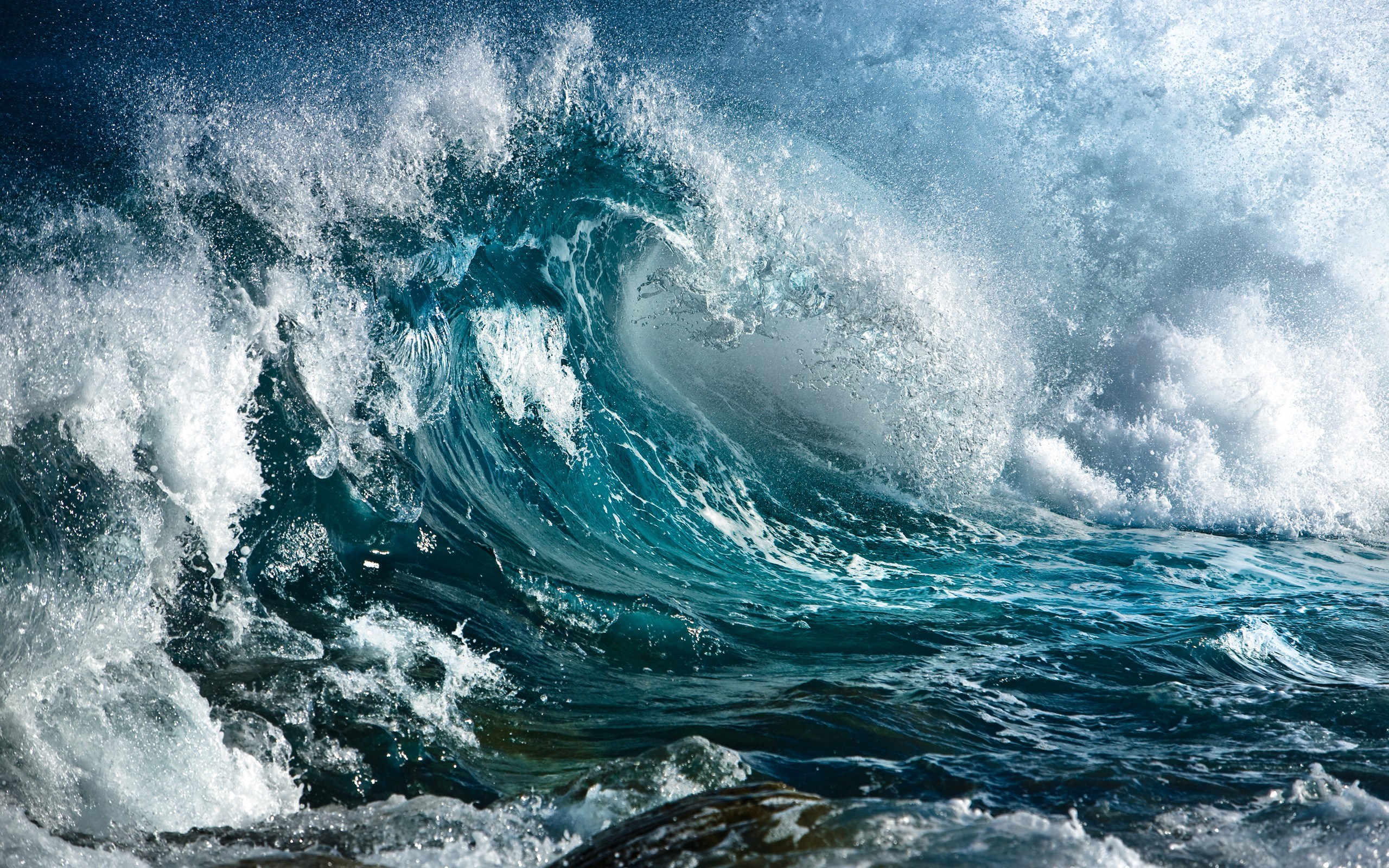 Crashing ocean wave HD Wallpaper
