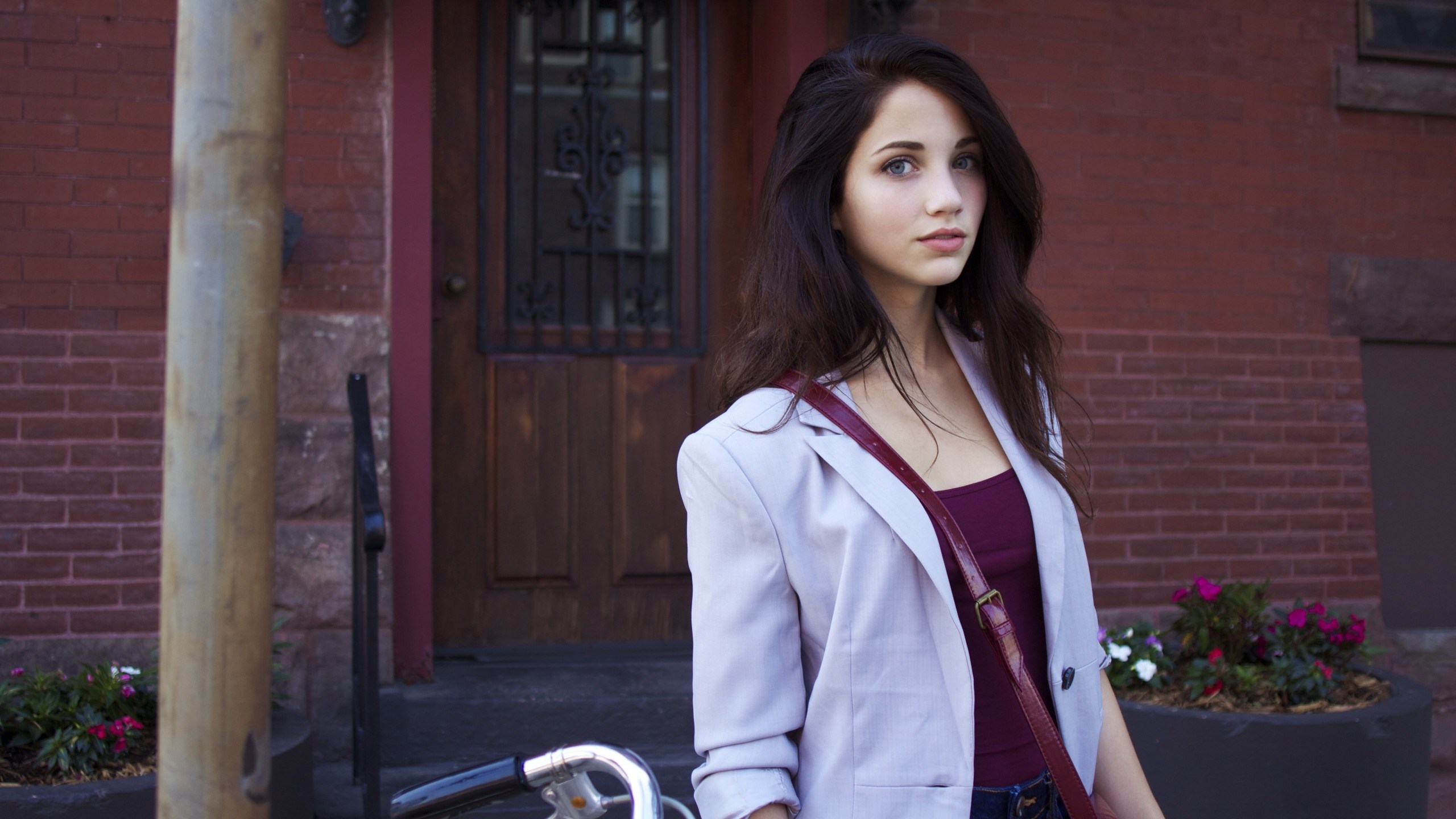 Emily Rudd standing outside a building HD Wallpaper