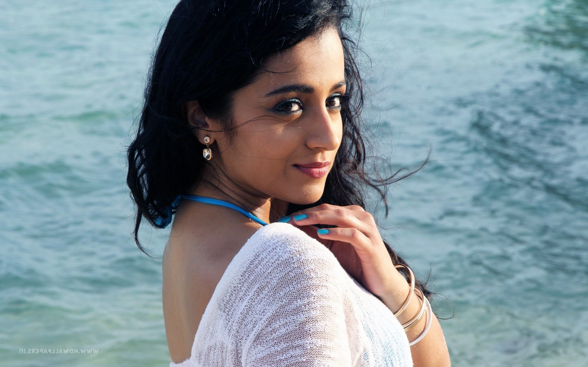 Trisha Krishnan by the ocean HD Wallpaper