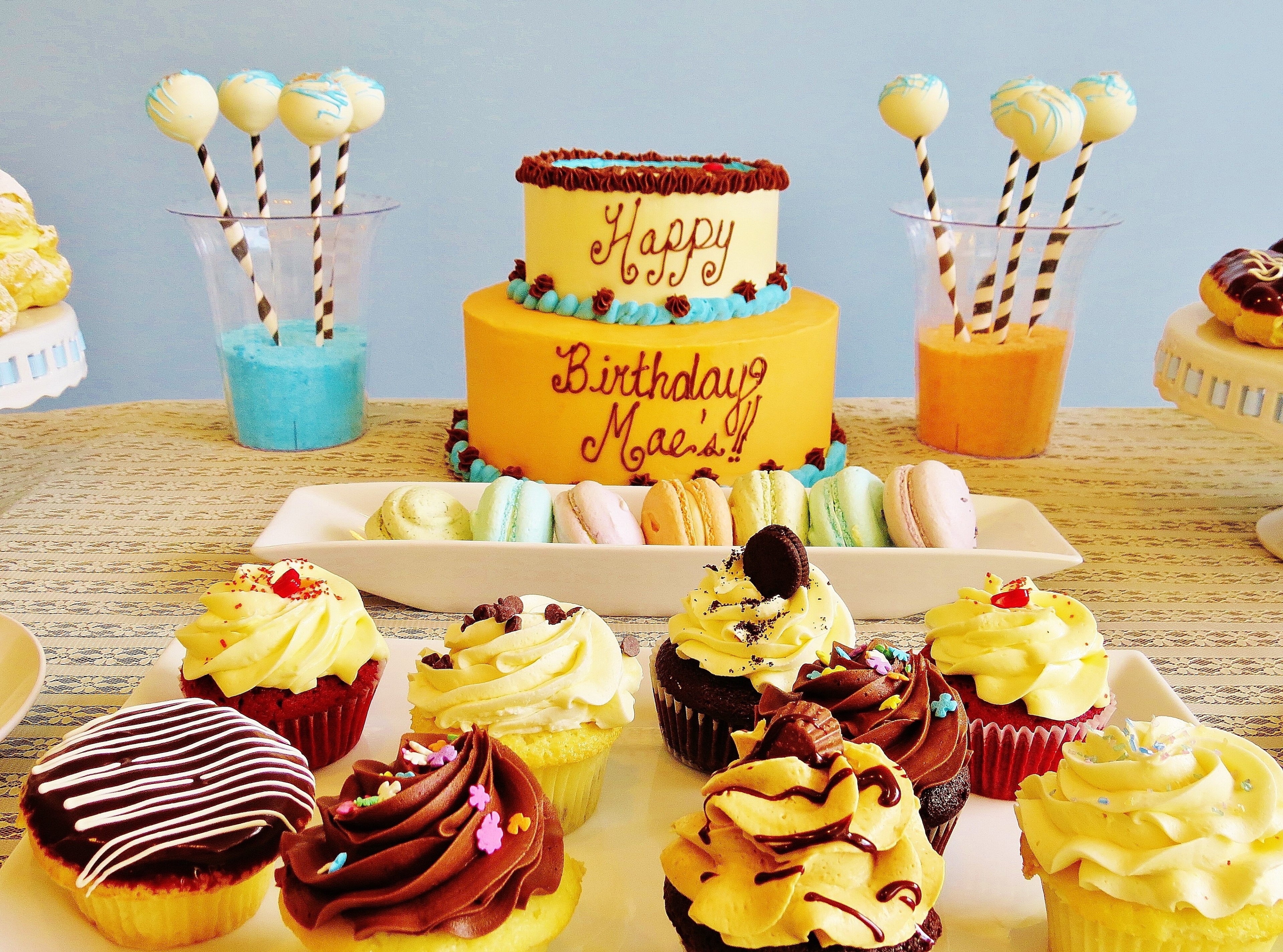 Birthday cake and cupcakes for Mae's birthday HD Wallpaper