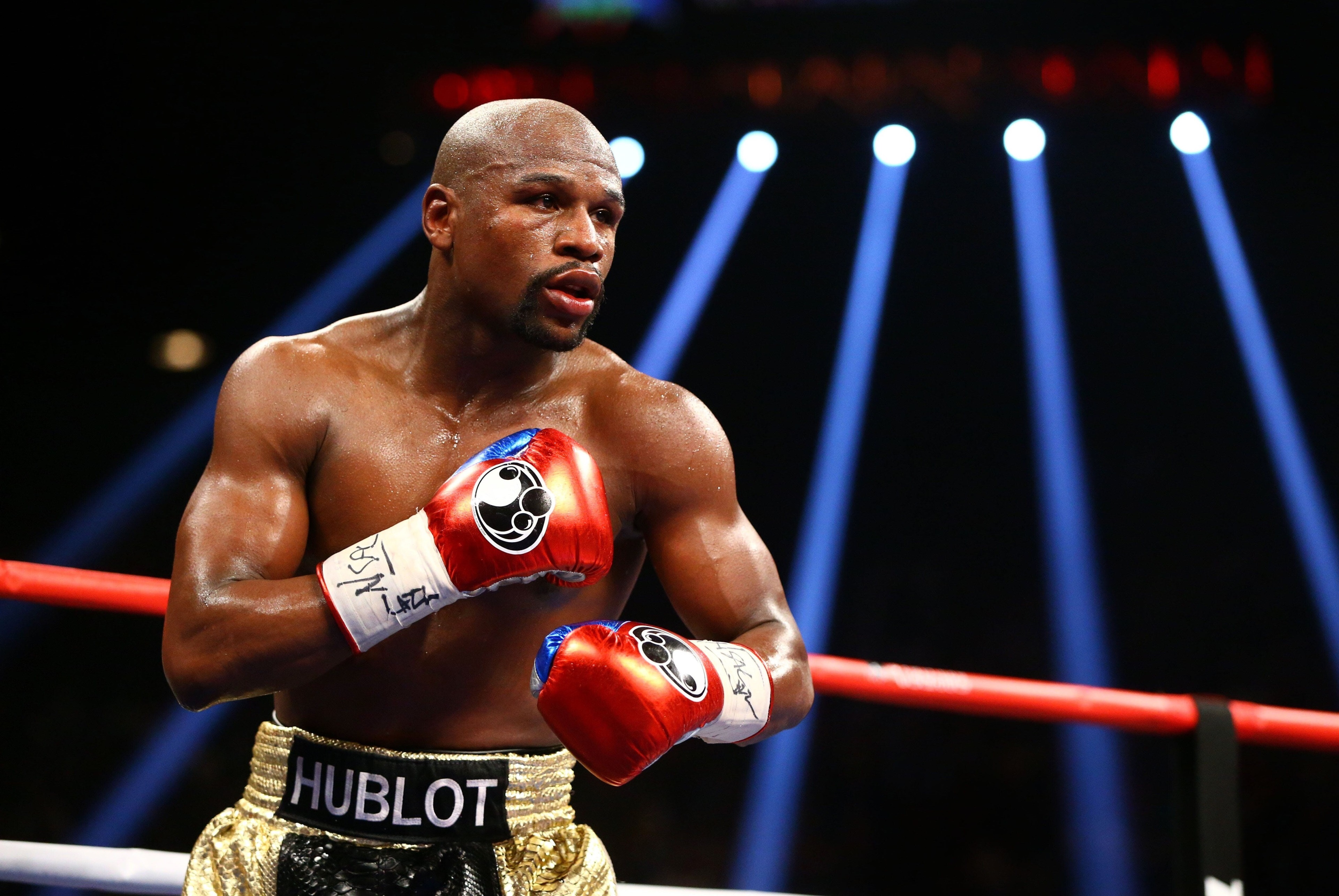 Floyd Mayweather in boxing ring with Hublot shorts HD Wallpaper