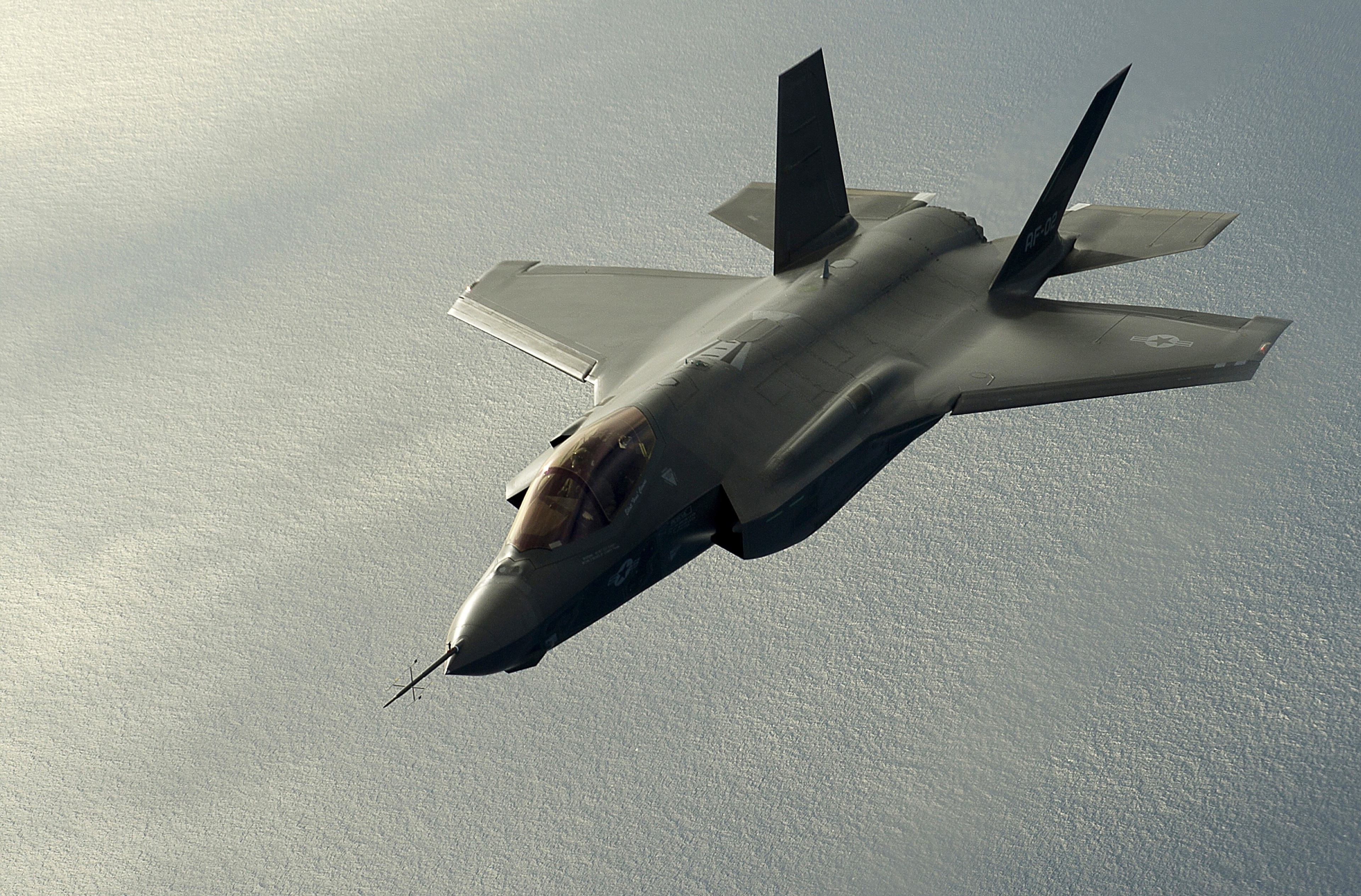 Lockheed F-35 Lightning II jet in flight HD Wallpaper
