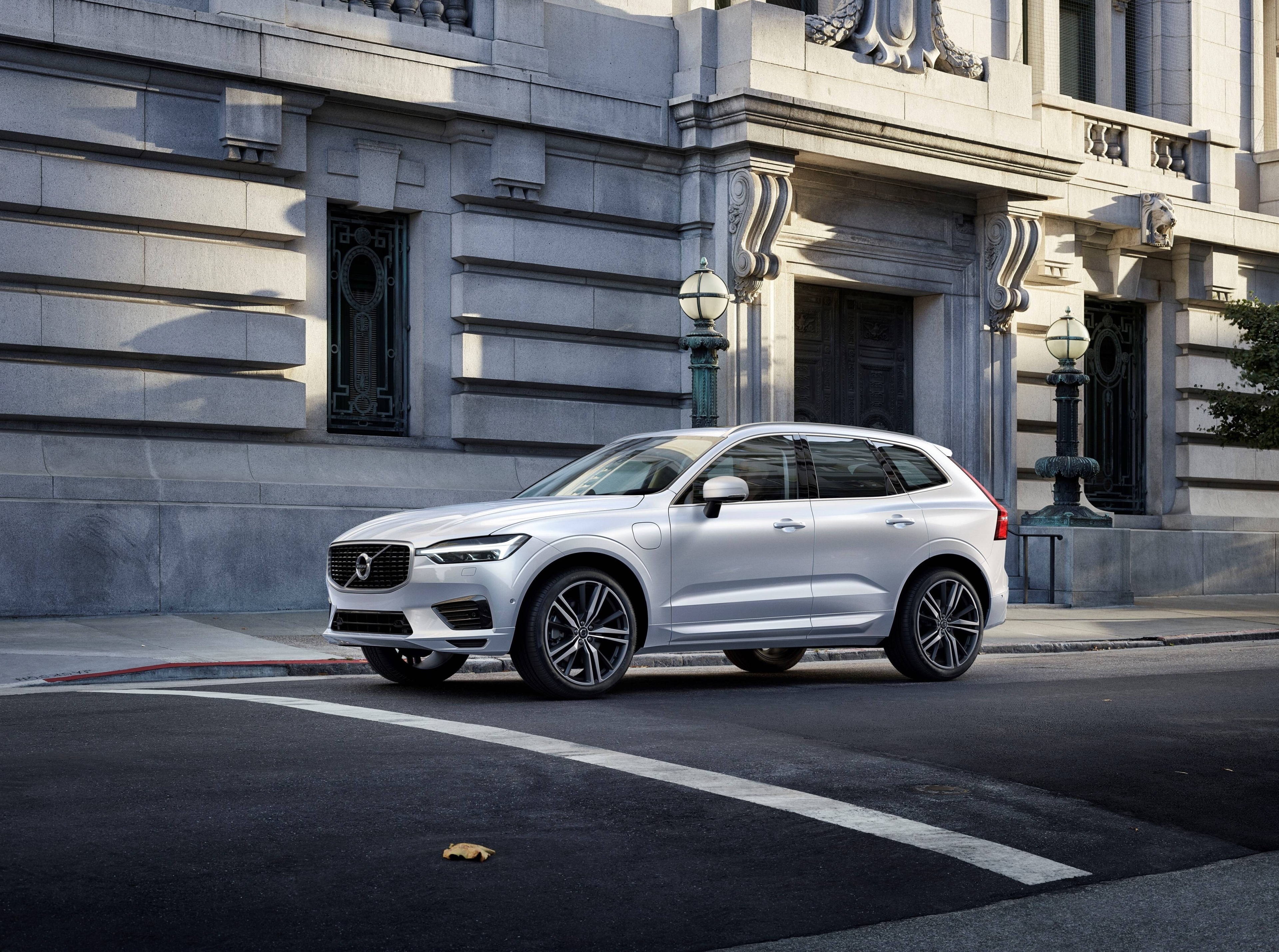 Silver Volvo XC60 parked on city street HD Wallpaper