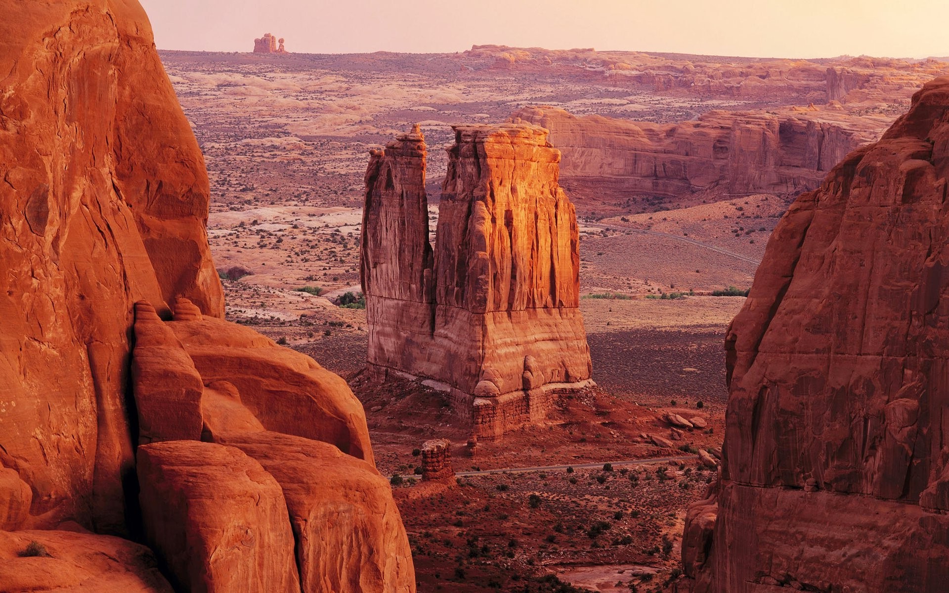 Red Rock Formation in Utah Desert Landscape HD Wallpaper
