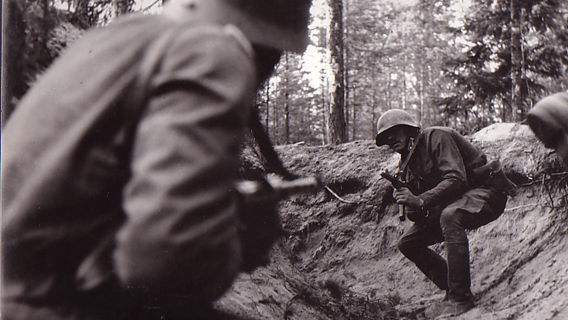 Soldiers in a trench during World War II HD Wallpaper