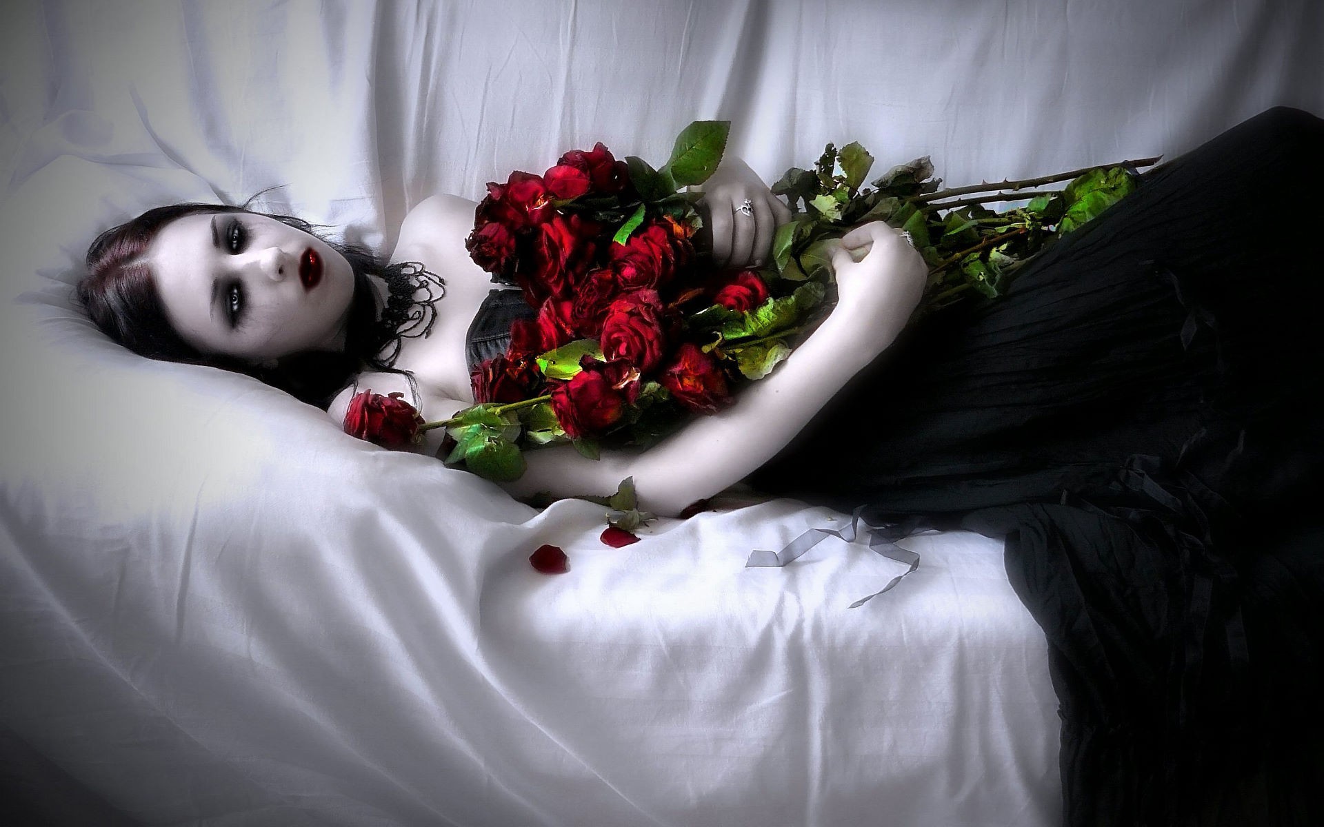 Gothic woman with red roses on white sheets HD Wallpaper