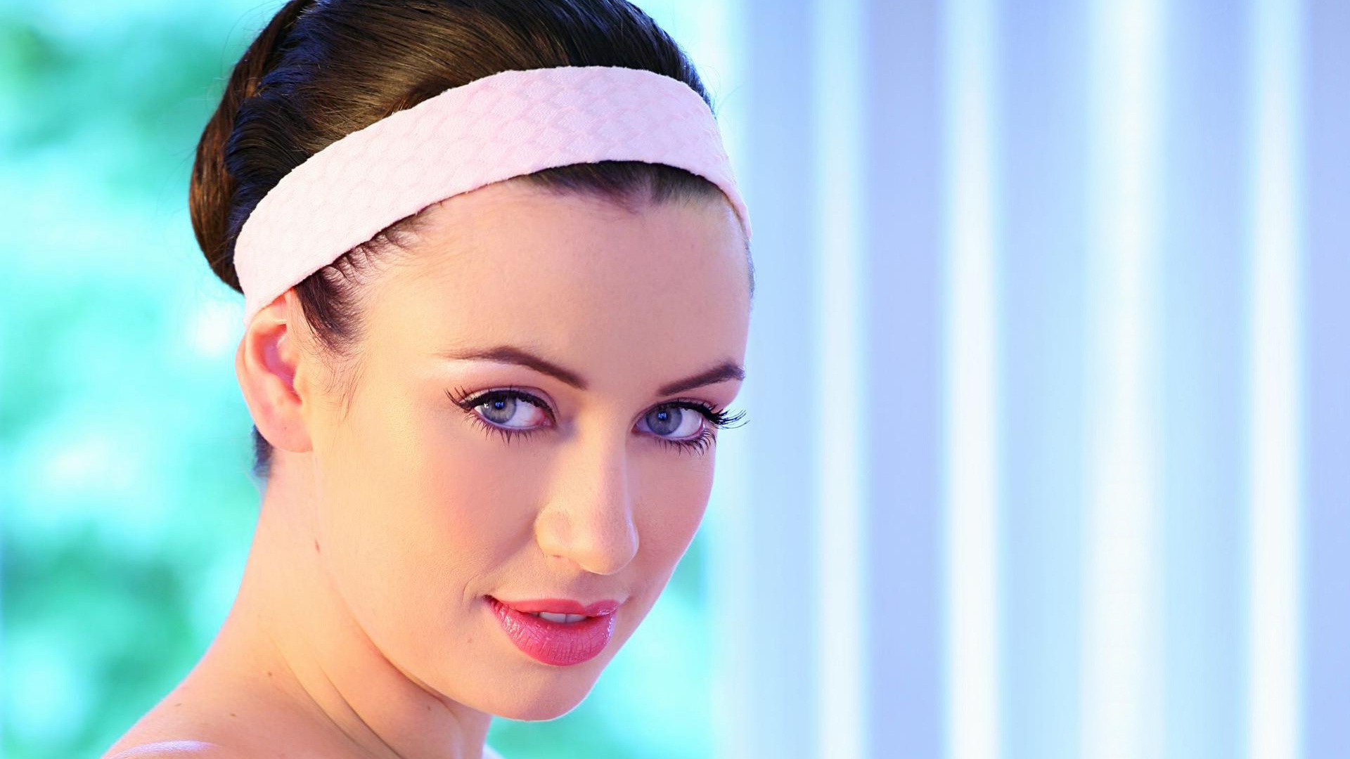 Sophie Howard with gray eyes and hair band HD Wallpaper