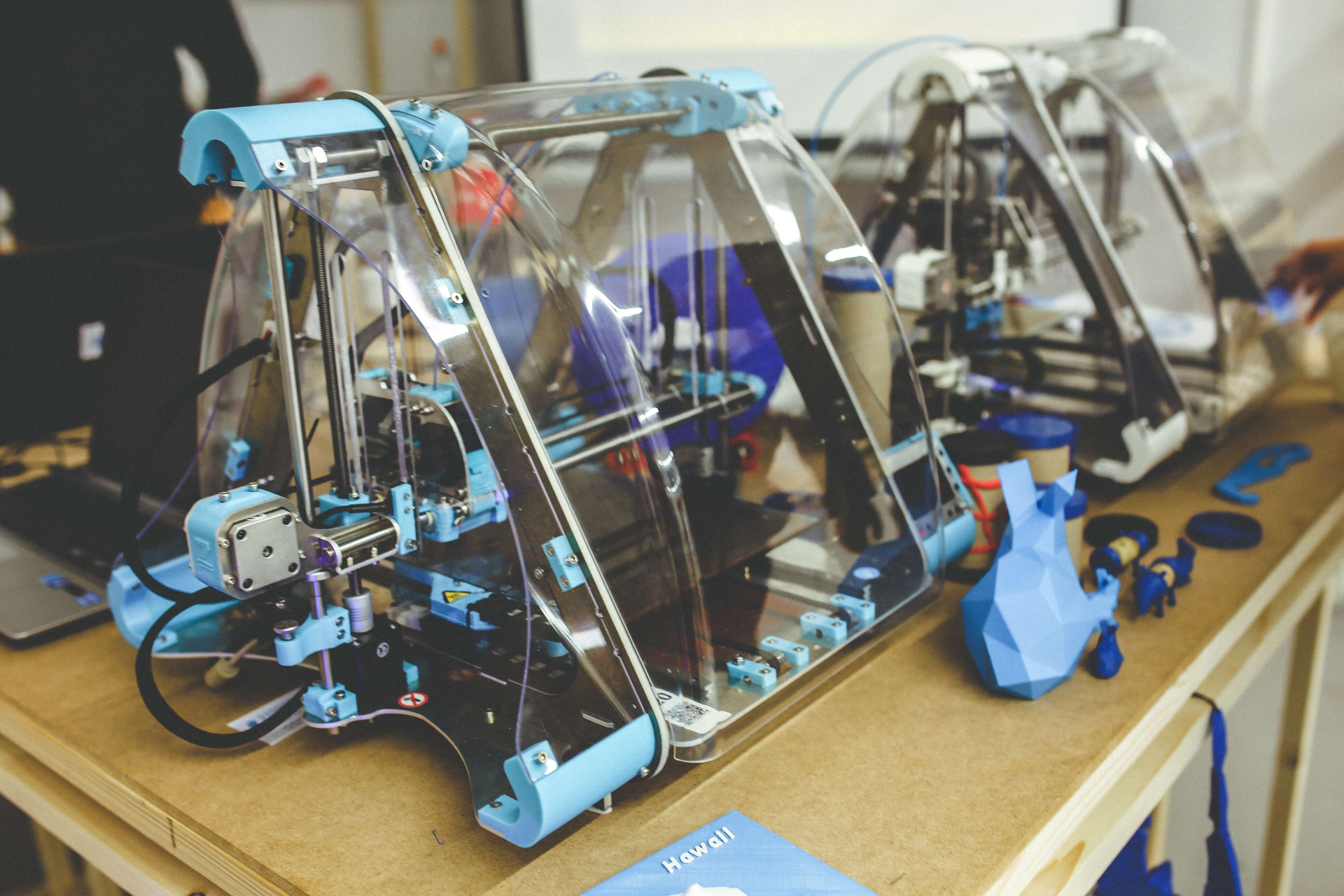 3D printers and 3D printed objects HD Wallpaper