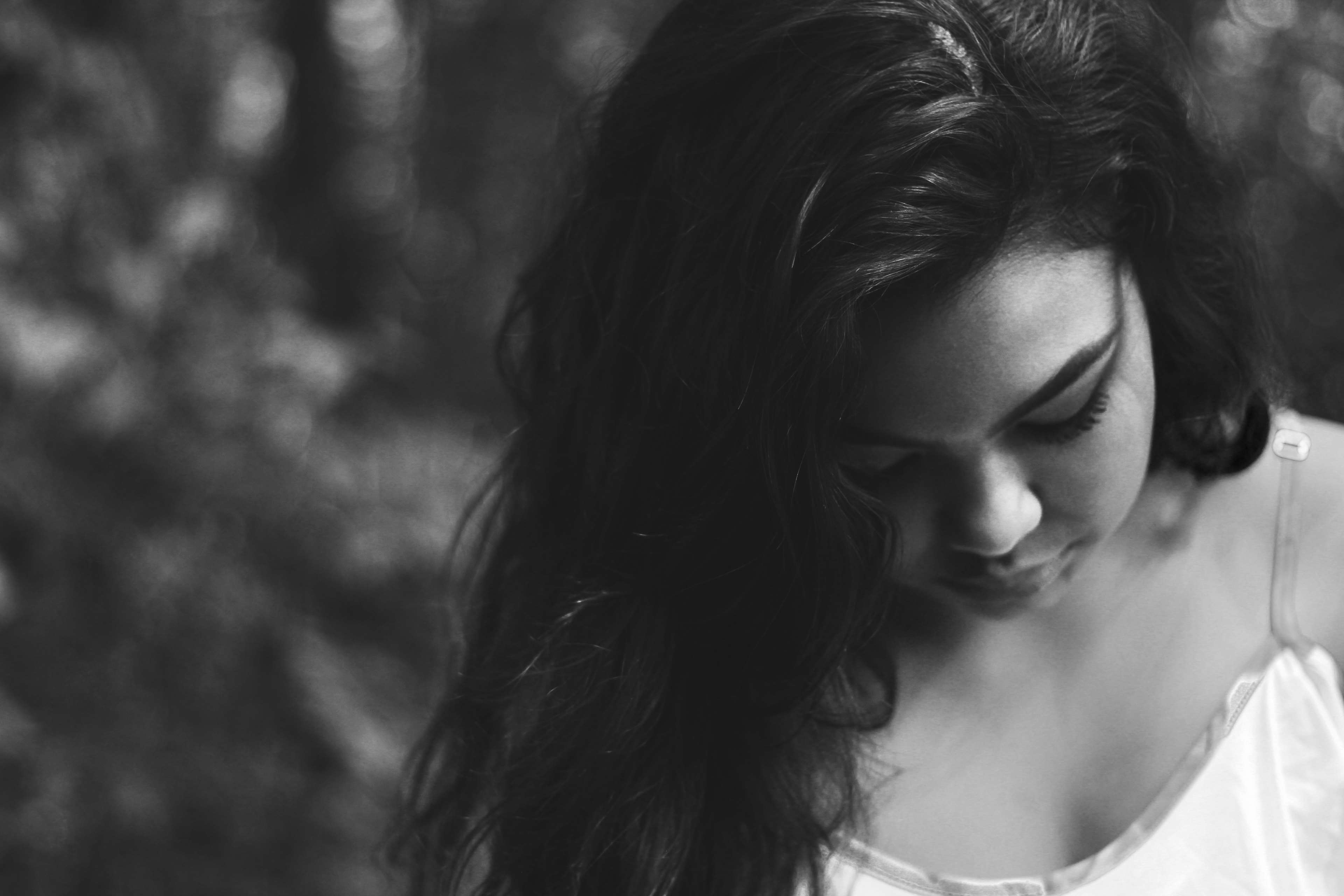 Black and white portrait of a young woman HD Wallpaper