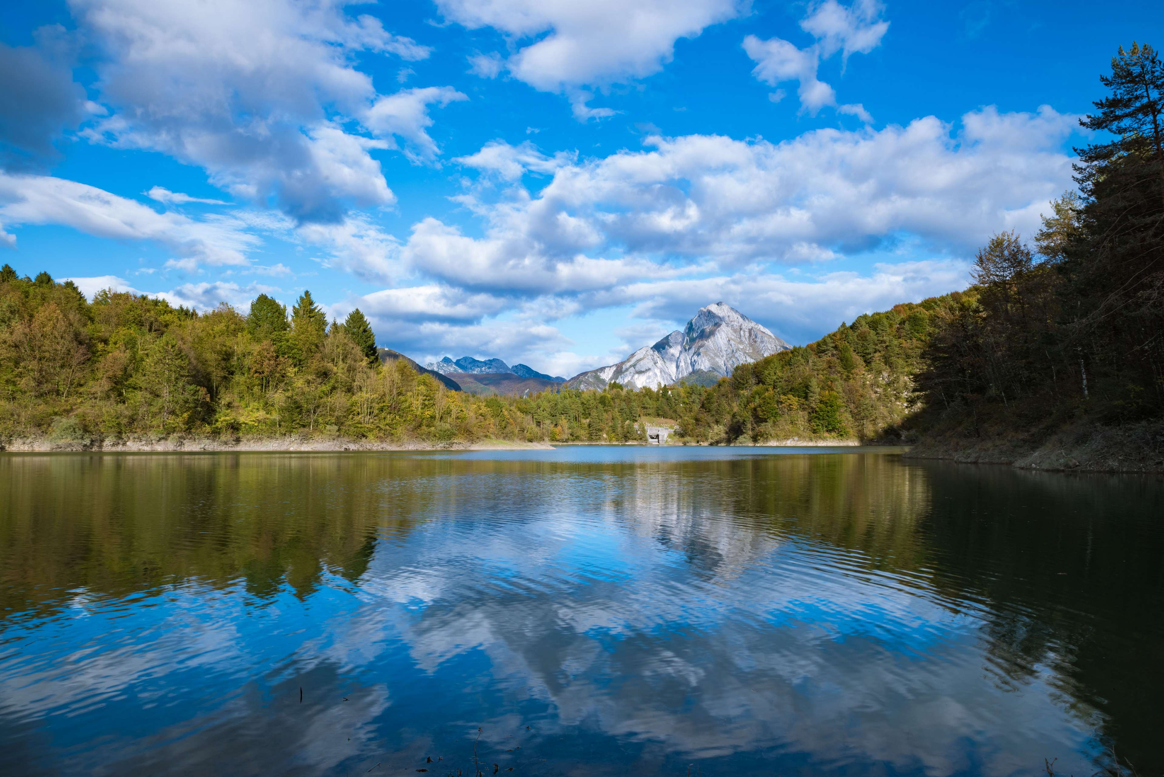 Lake with Mountains and Cloudy Sky Reflections HD Wallpaper