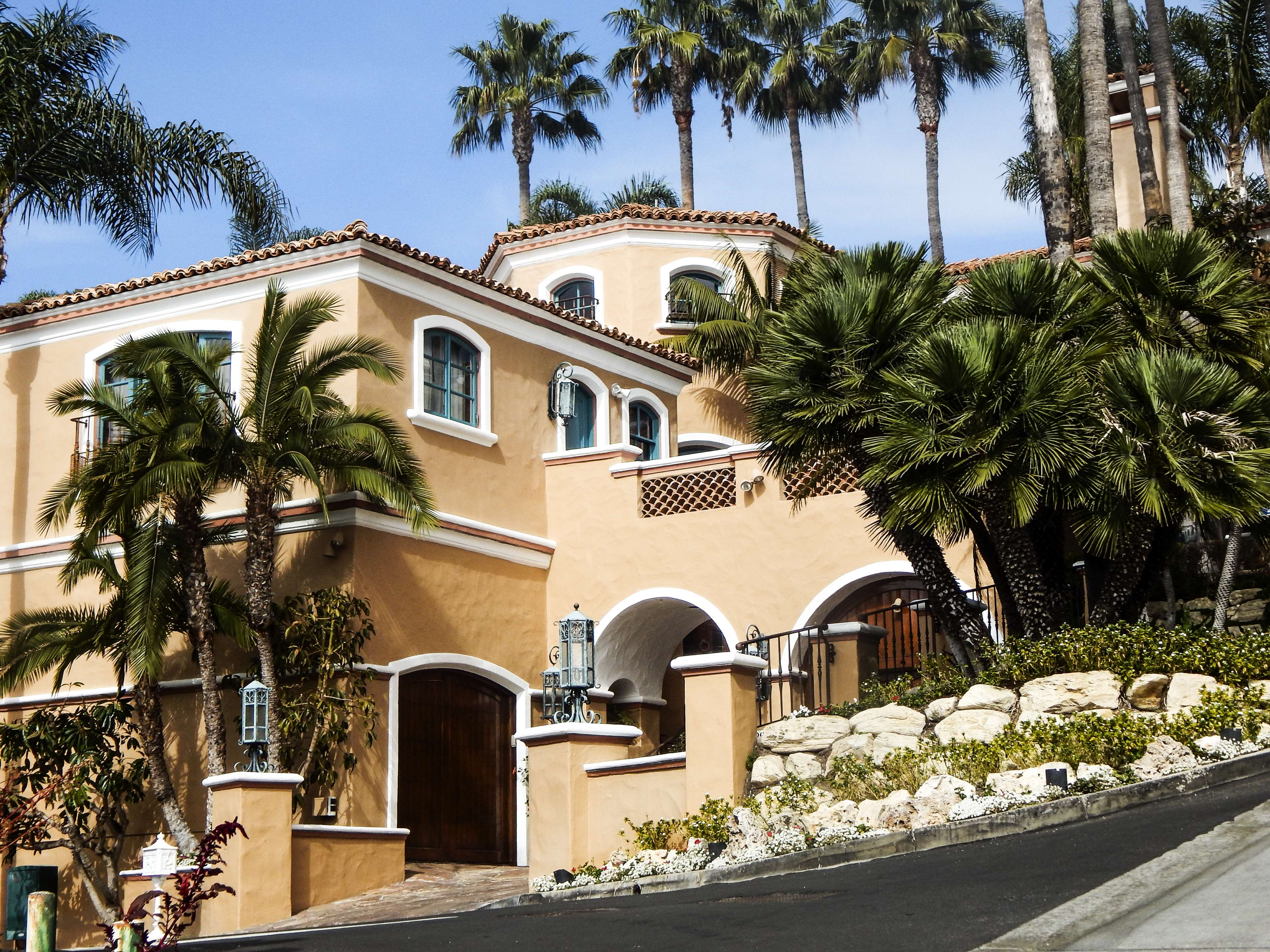 Luxury house with palm trees in Los Angeles 4K HD Wallpaper