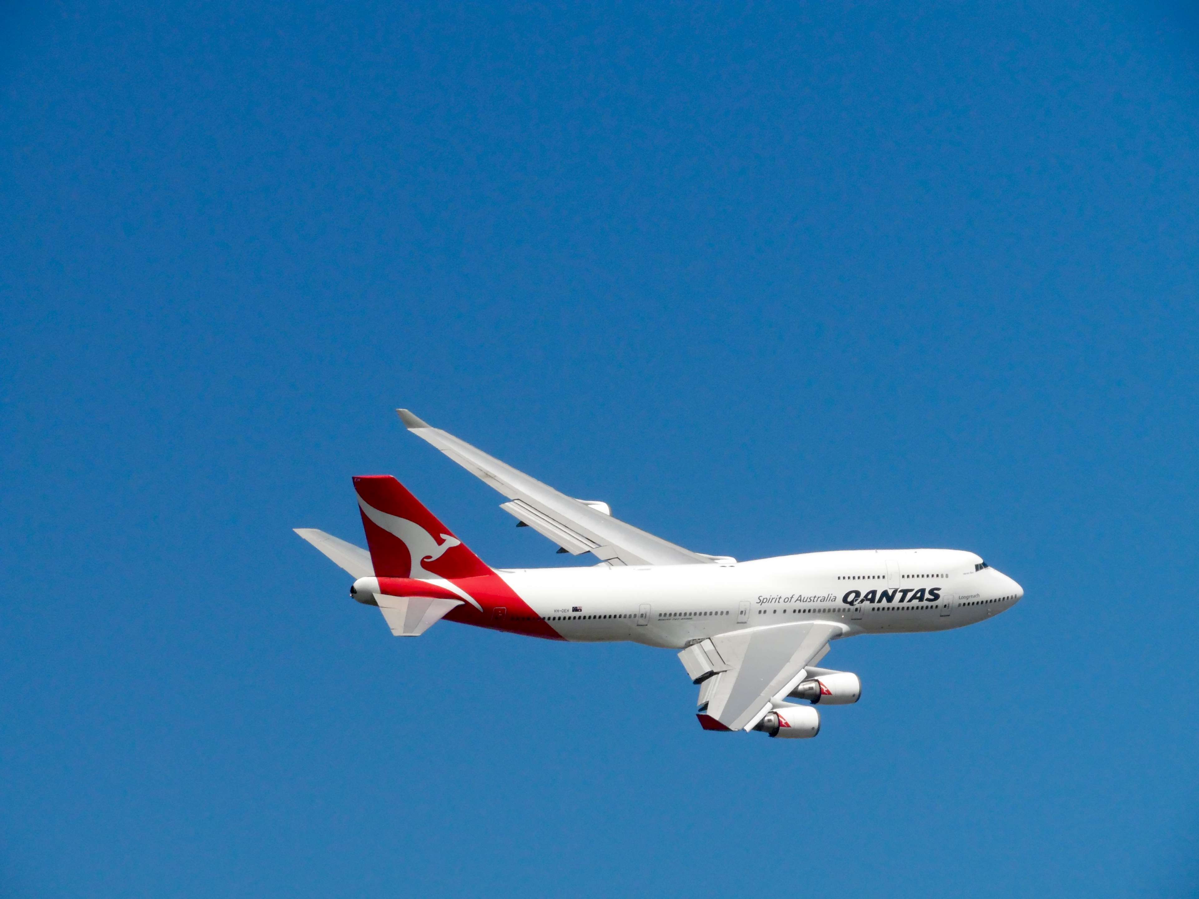 Qantas Boeing 747-400 flying in the sky HD Wallpaper
