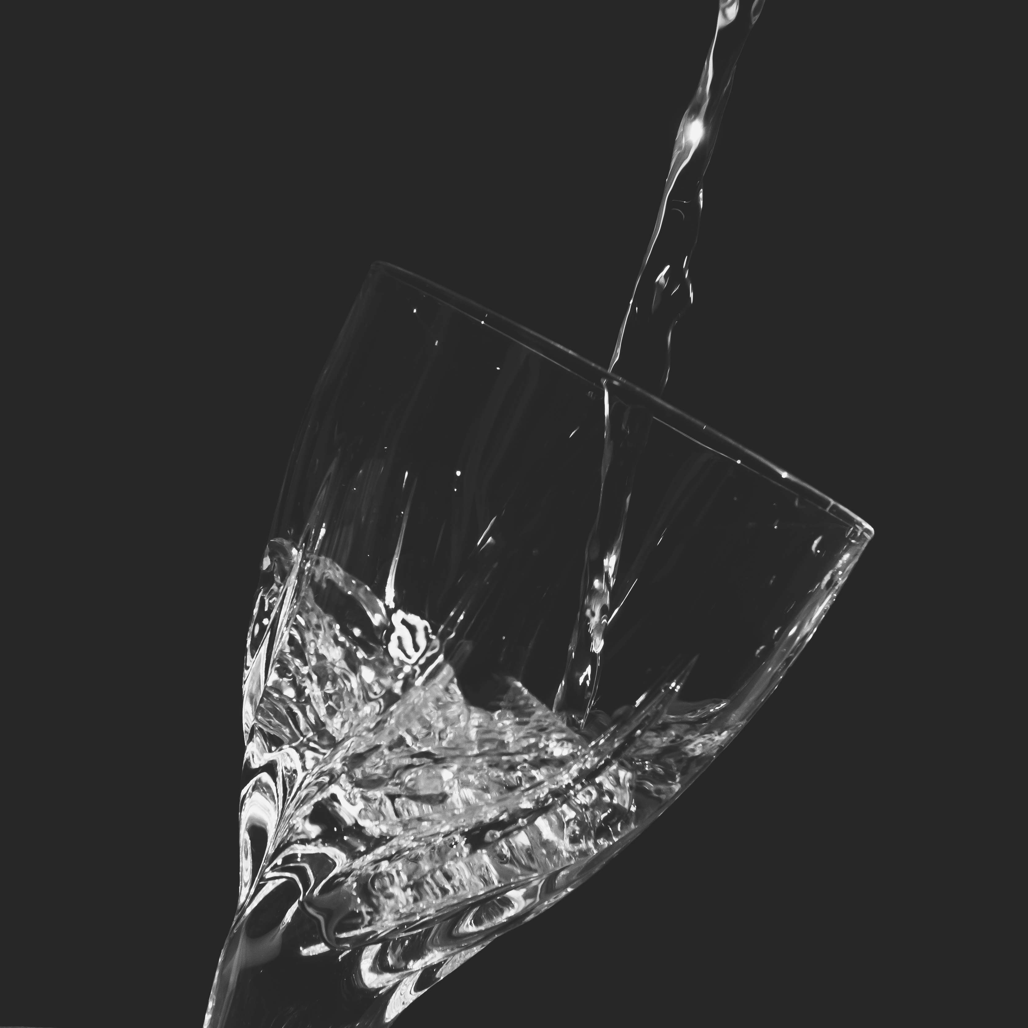 Water pouring into a clear glass HD Wallpaper