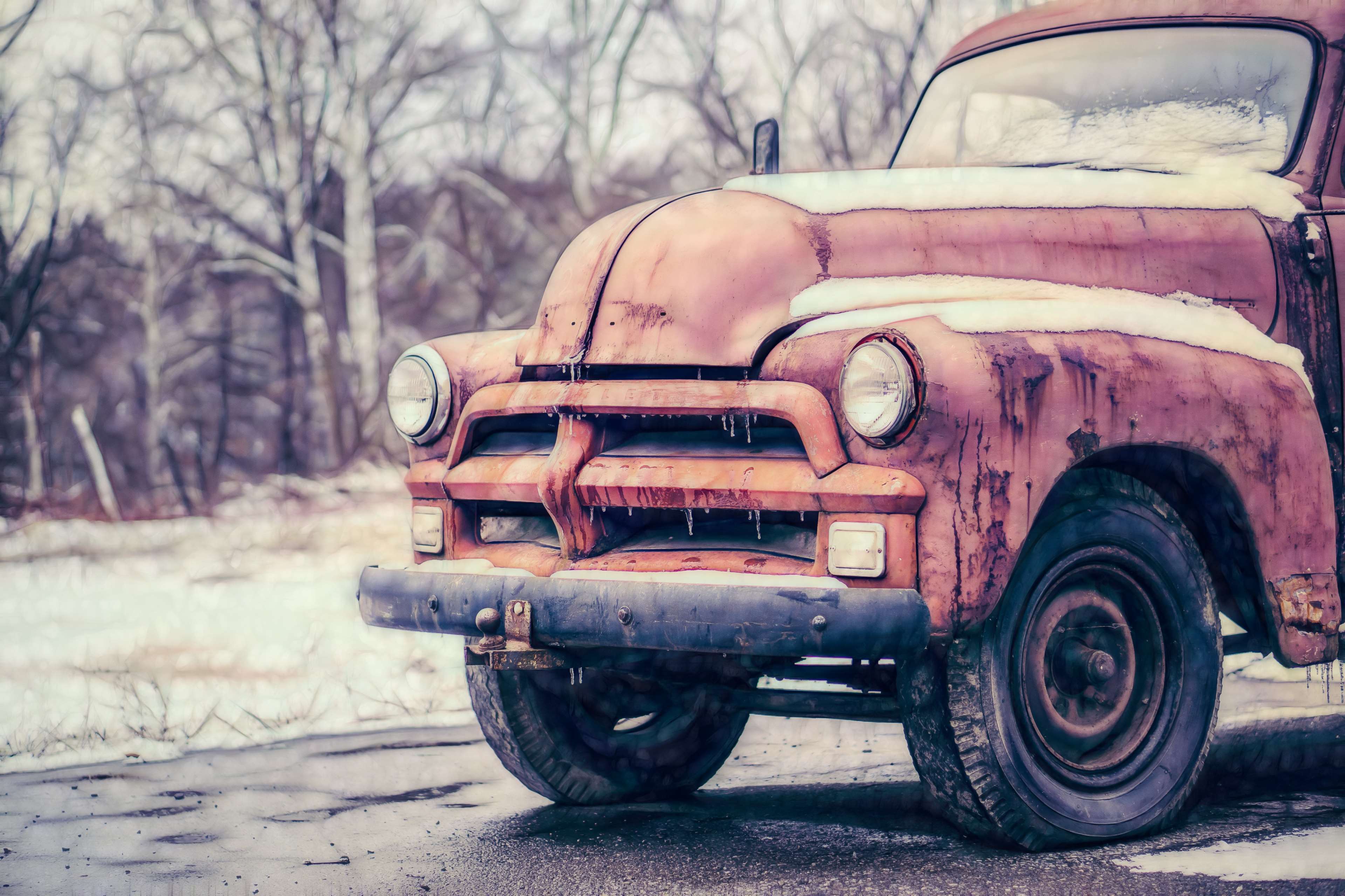 Rusty vintage American truck in winter HD Wallpaper