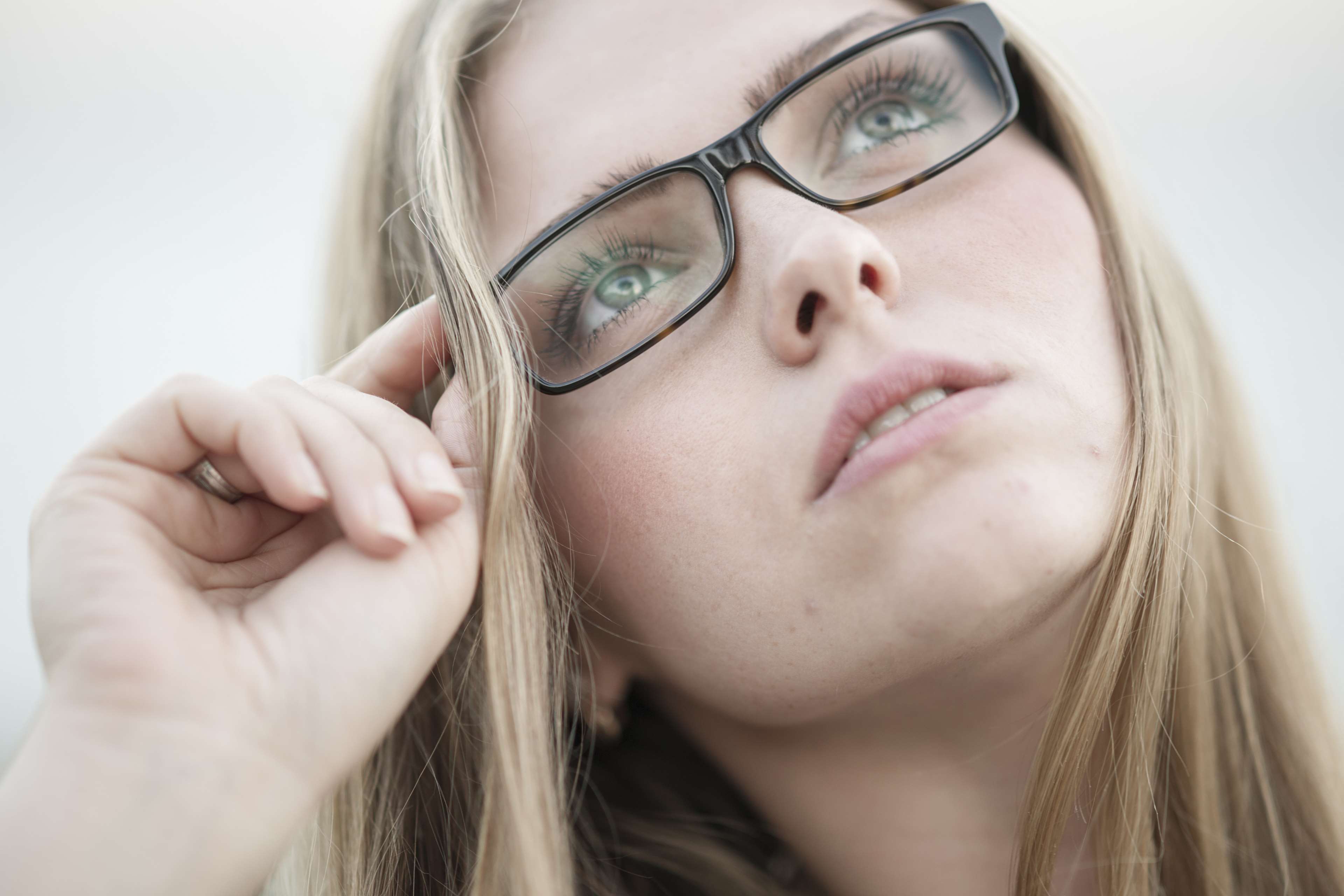 Woman wearing glasses looking up HD Wallpaper