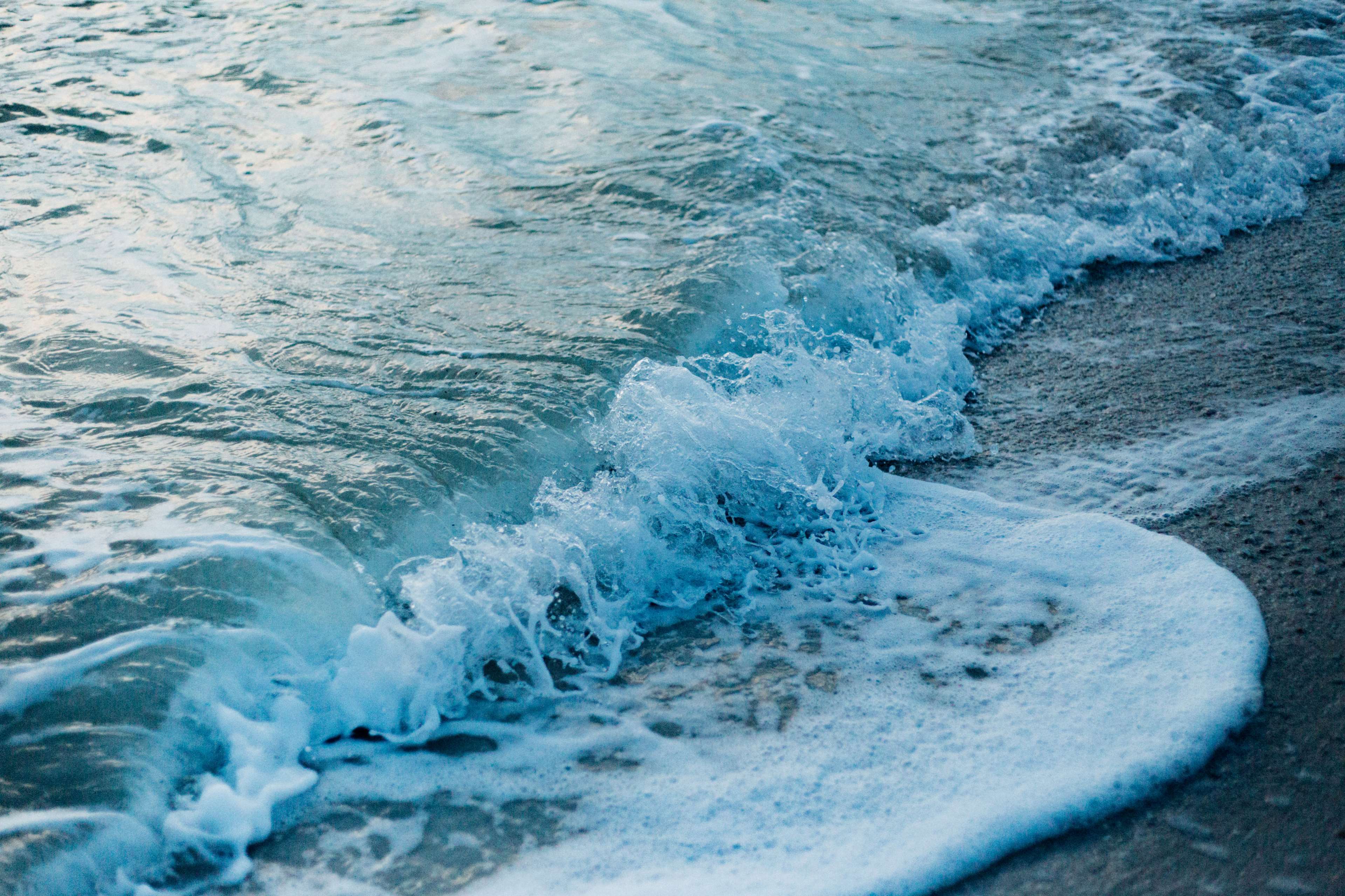 Ocean waves crashing on the shore 4K HD Wallpaper