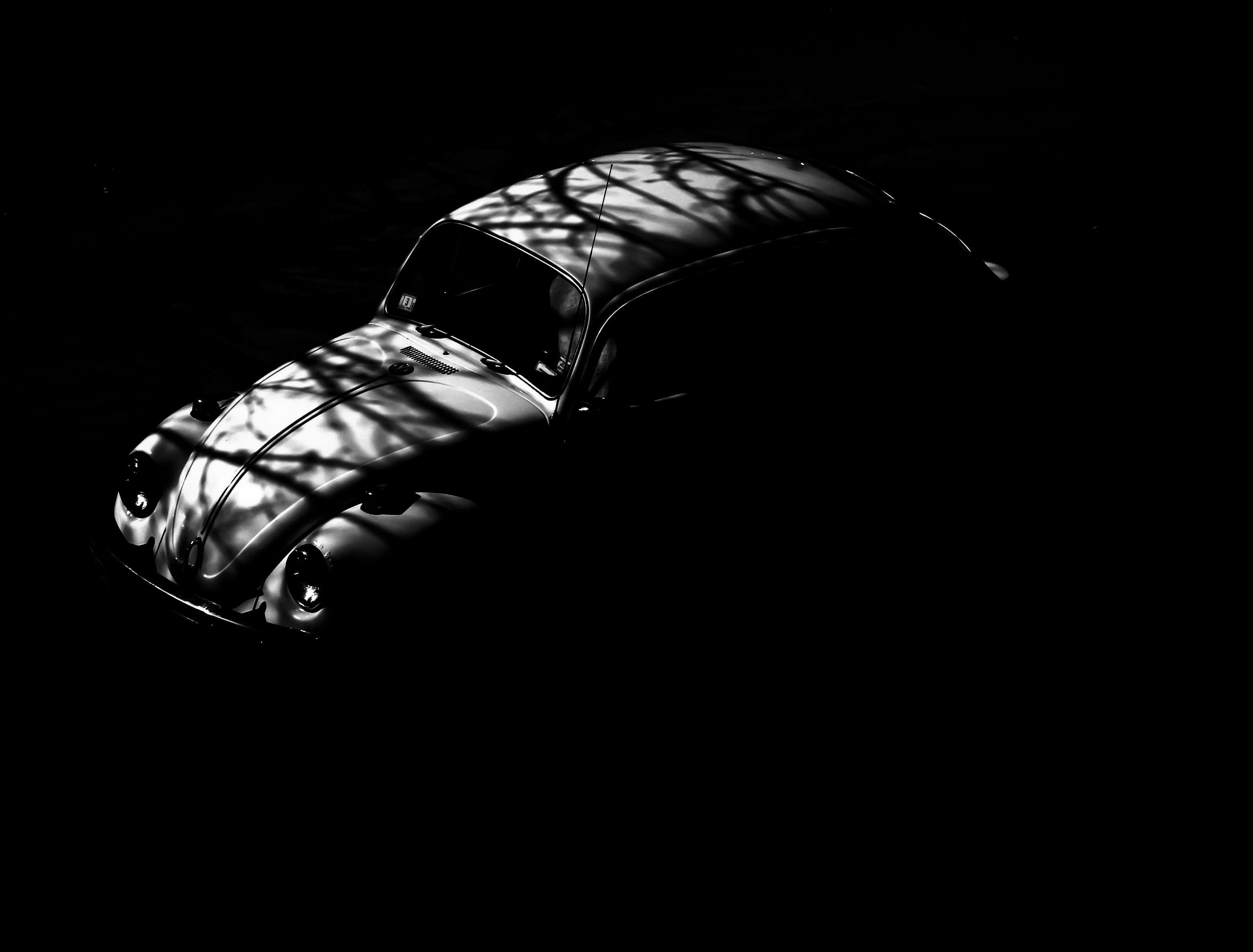 Black and white image of a vintage Volkswagen Beetle HD Wallpaper
