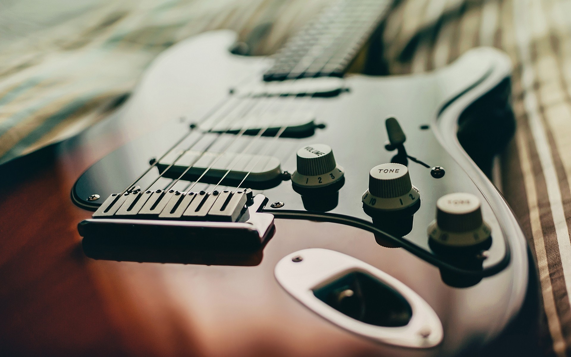 Electric guitar with volume and tone knobs HD Wallpaper