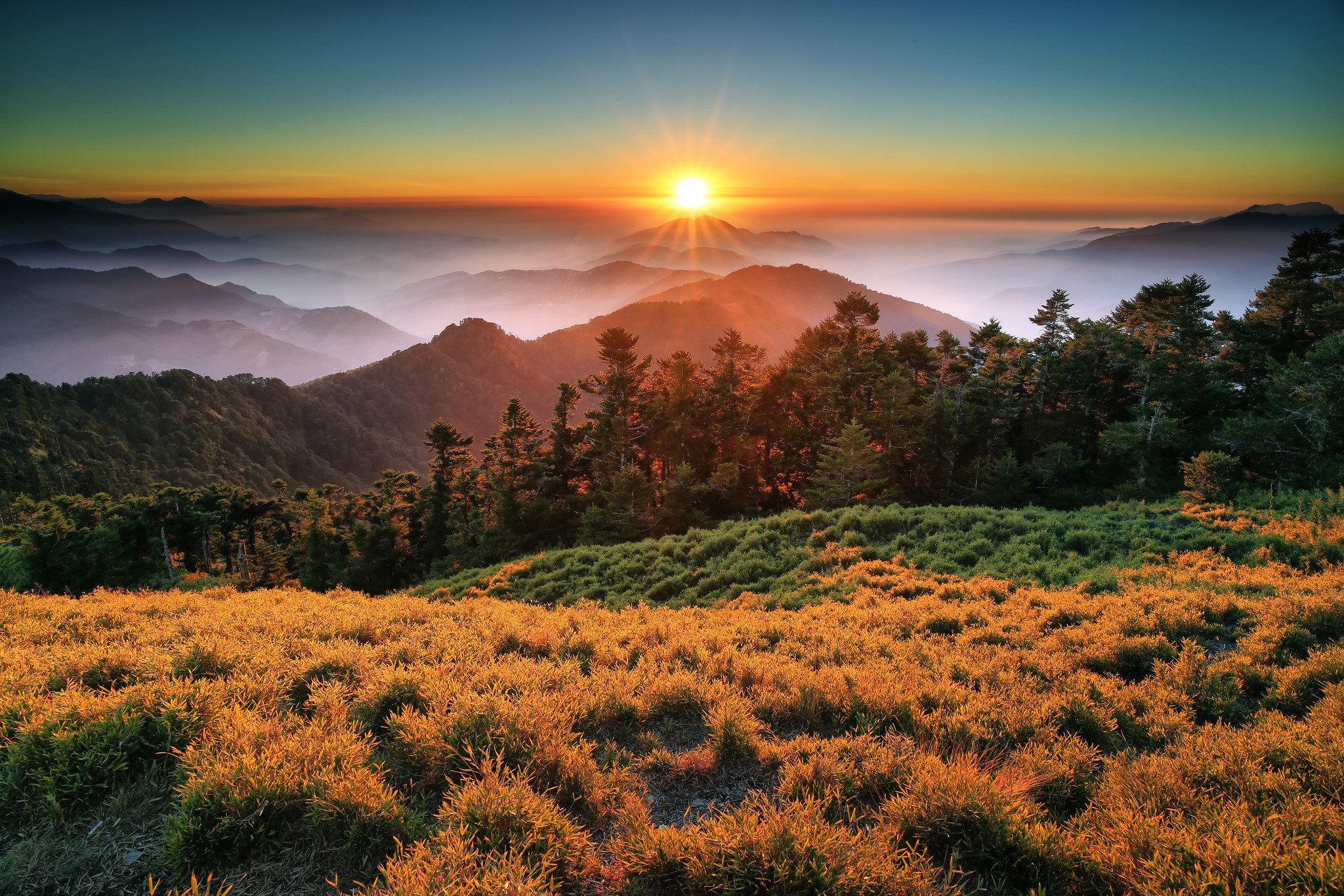 Sunset over mountains in Taroko National Park, Taiwan HD Wallpaper
