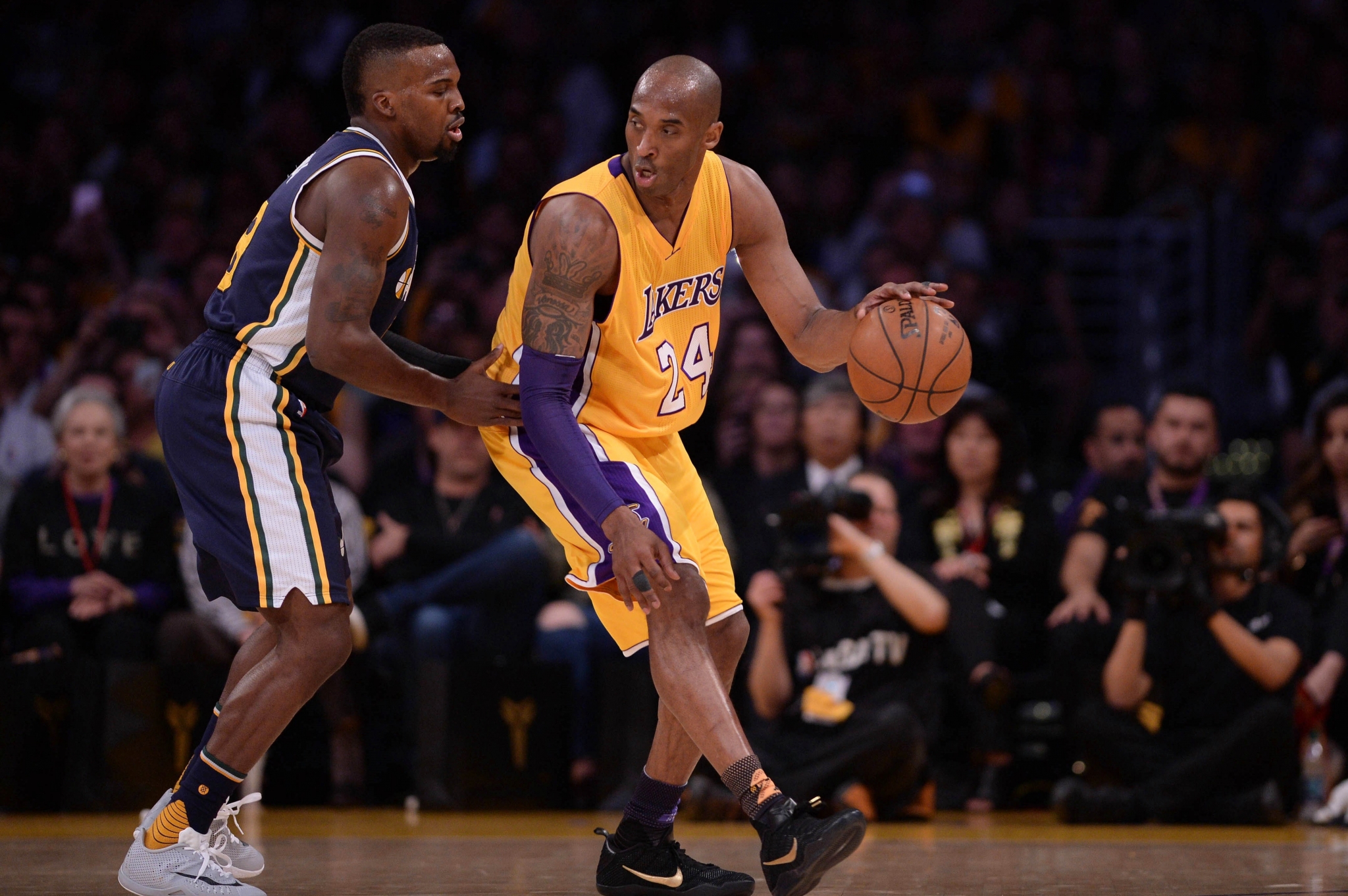 Kobe Bryant playing basketball HD Wallpaper