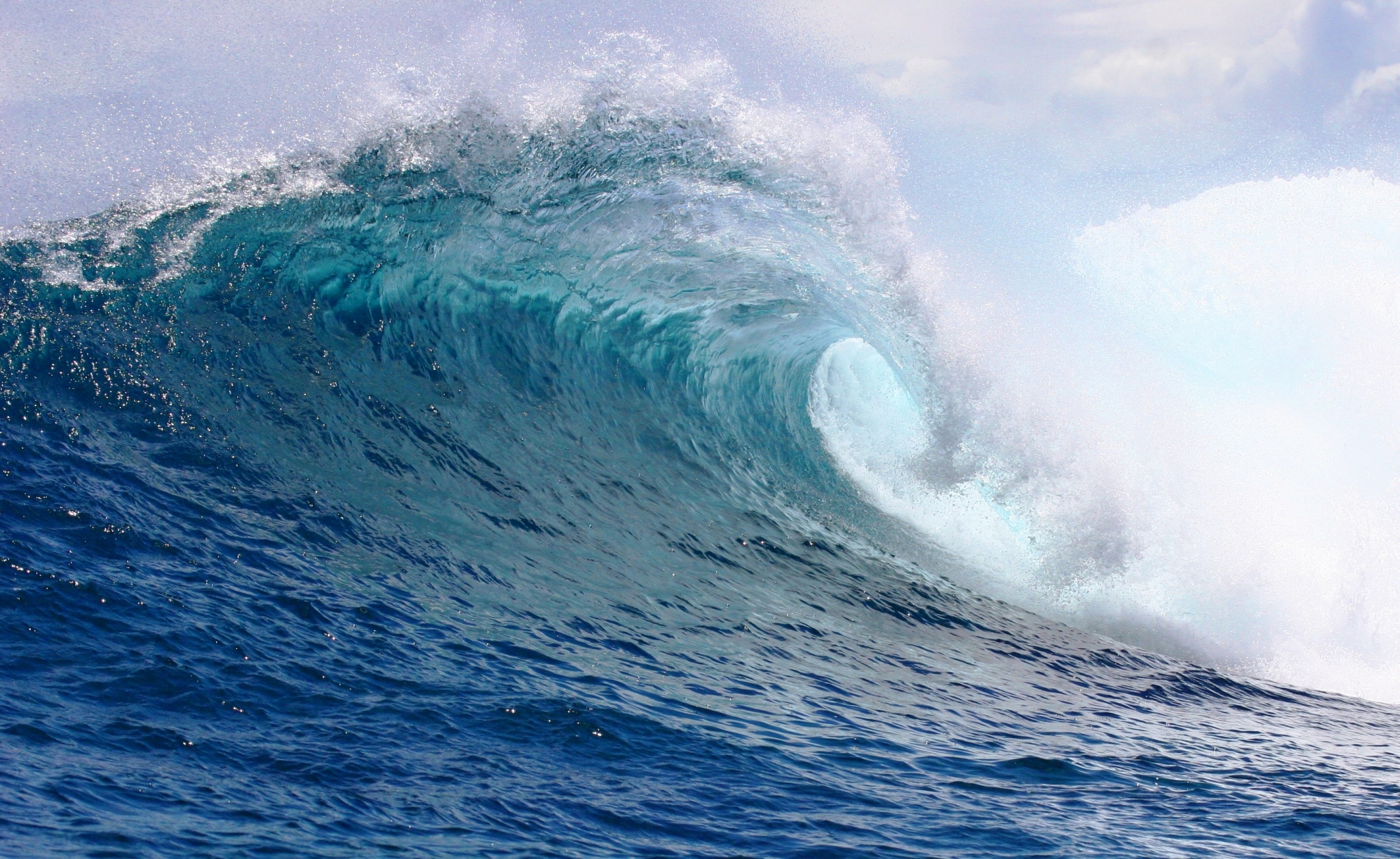 Ocean wave crashing with spray HD Wallpaper