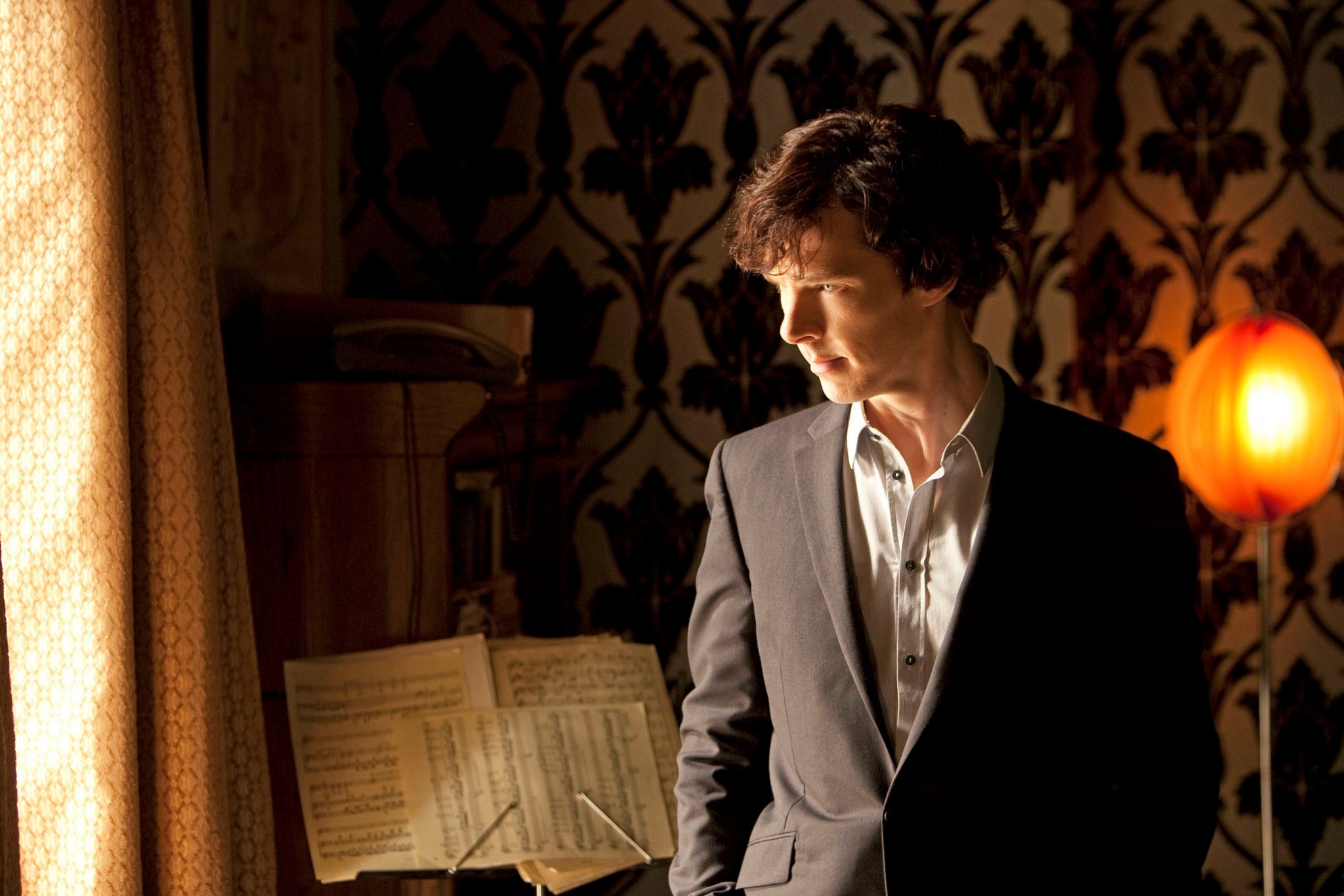 Sherlock Holmes in a suit HD Wallpaper
