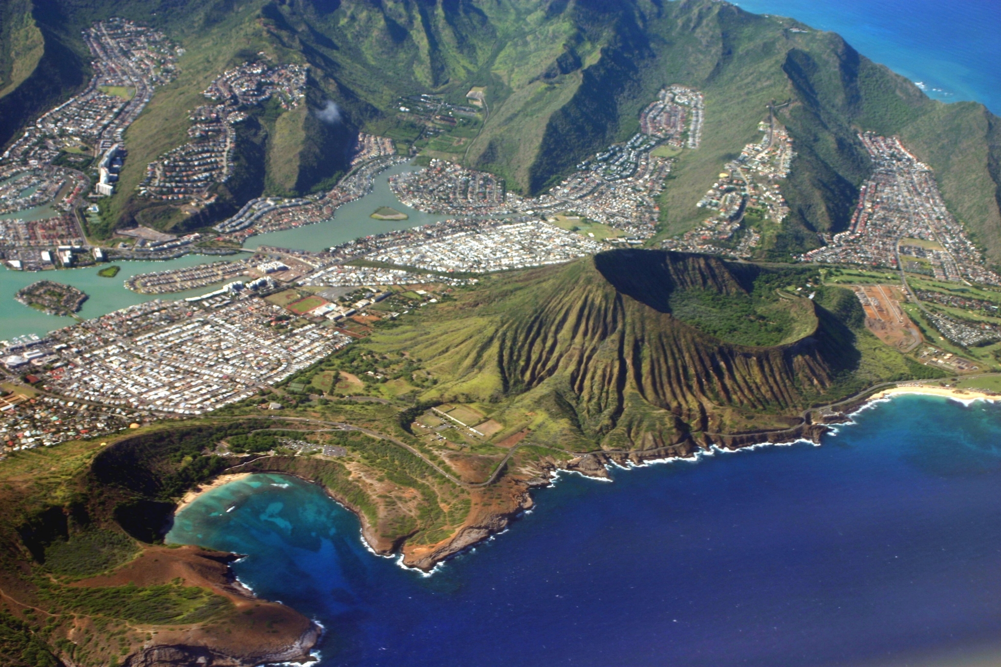 Aerial view of Diamond Head crater and Honolulu coastline, Hawaii HD Wallpaper