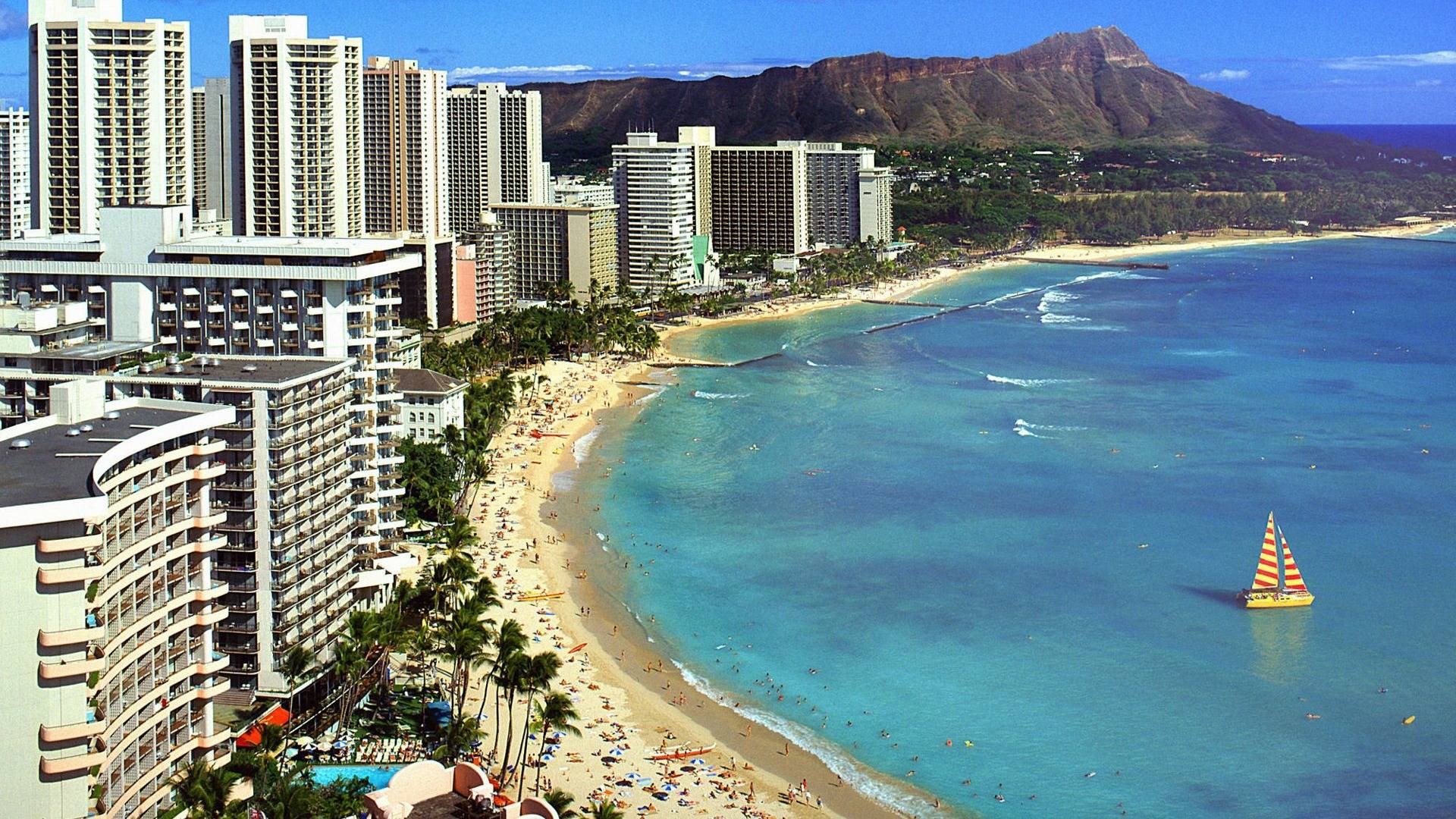 Waikiki Beach with Diamond Head in Hawaii HD Wallpaper