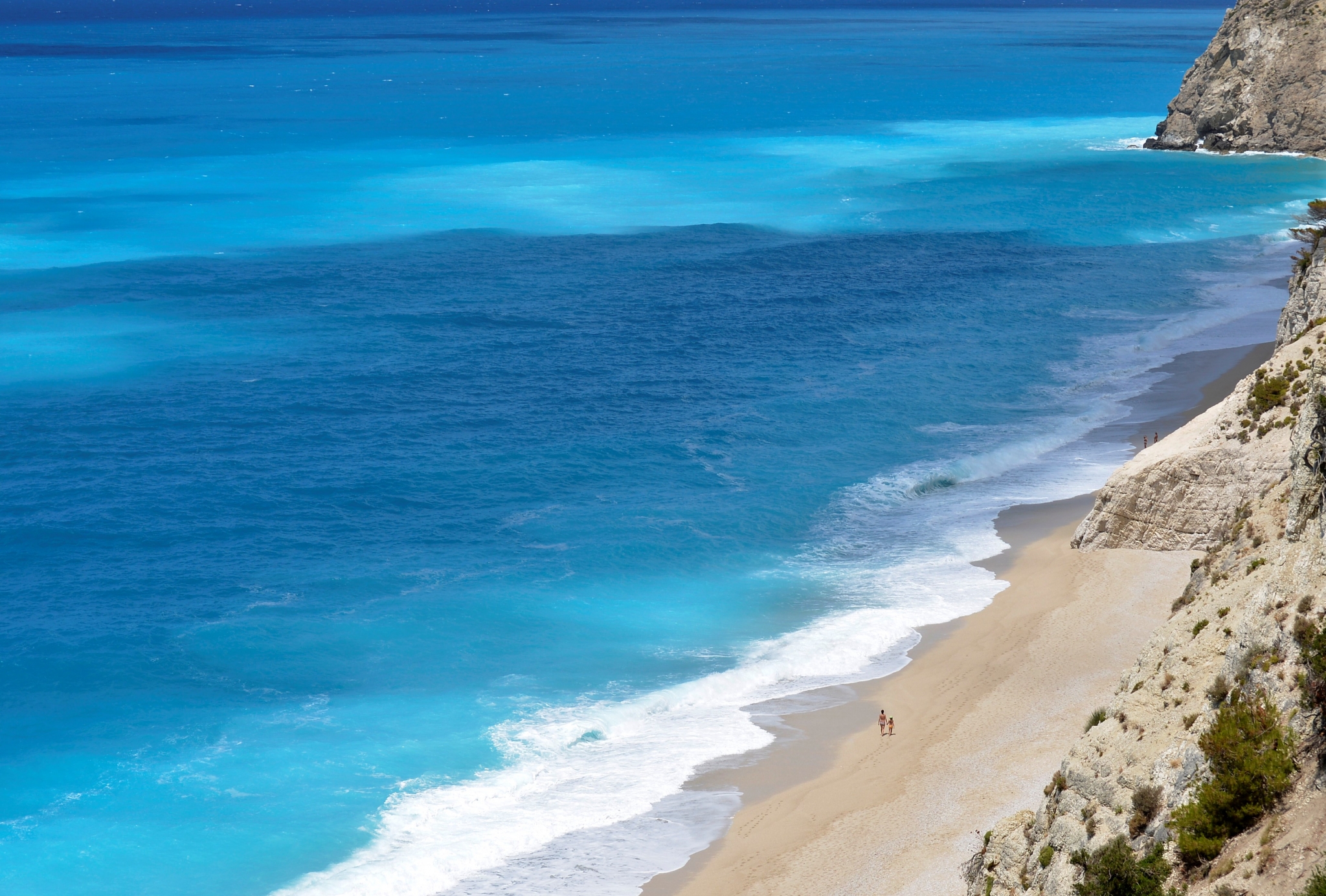 Beach with turquoise water and cliffs HD Wallpaper
