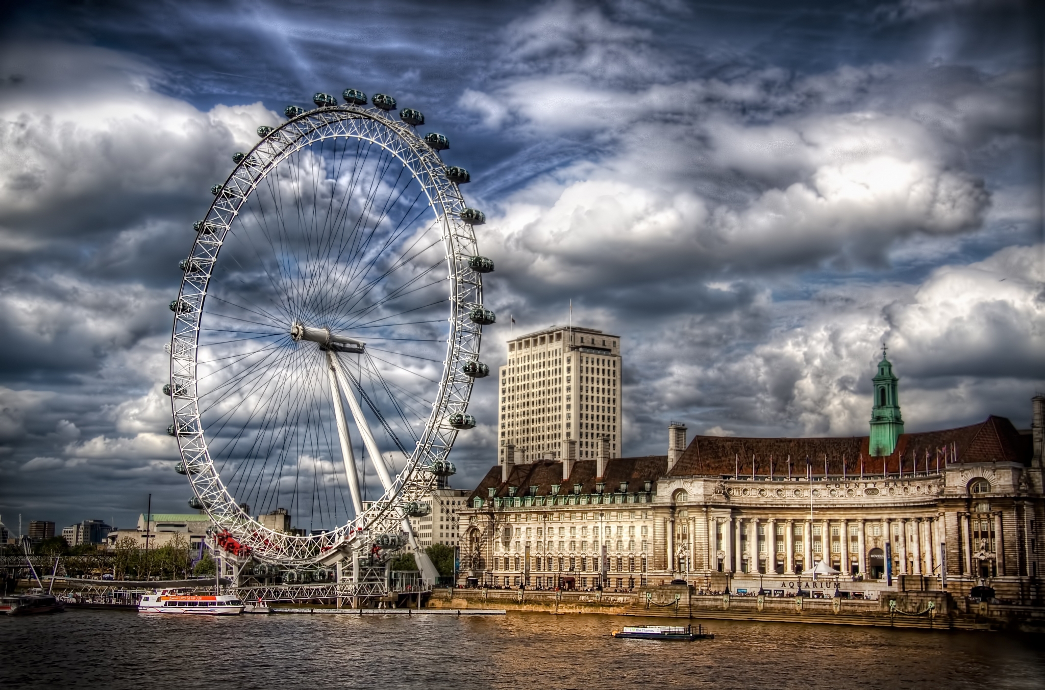 London Eye and buildings on the Thames HD Wallpaper