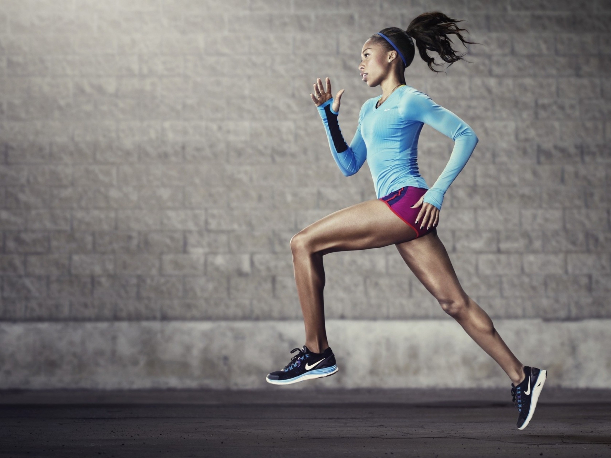 Woman running in athletic wear HD Wallpaper