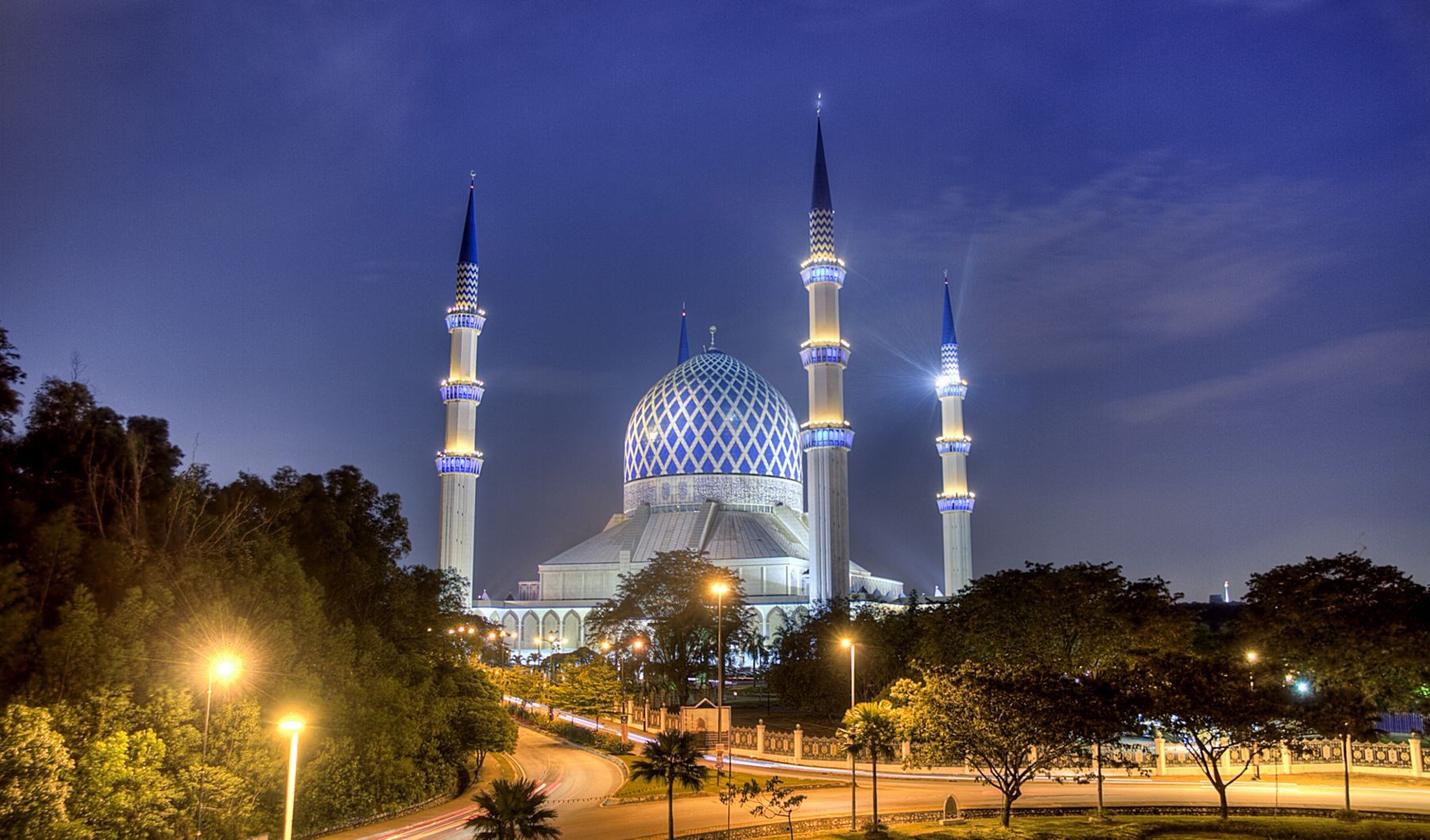 Sultan Salahuddin Abdul Aziz Mosque at night HD Wallpaper