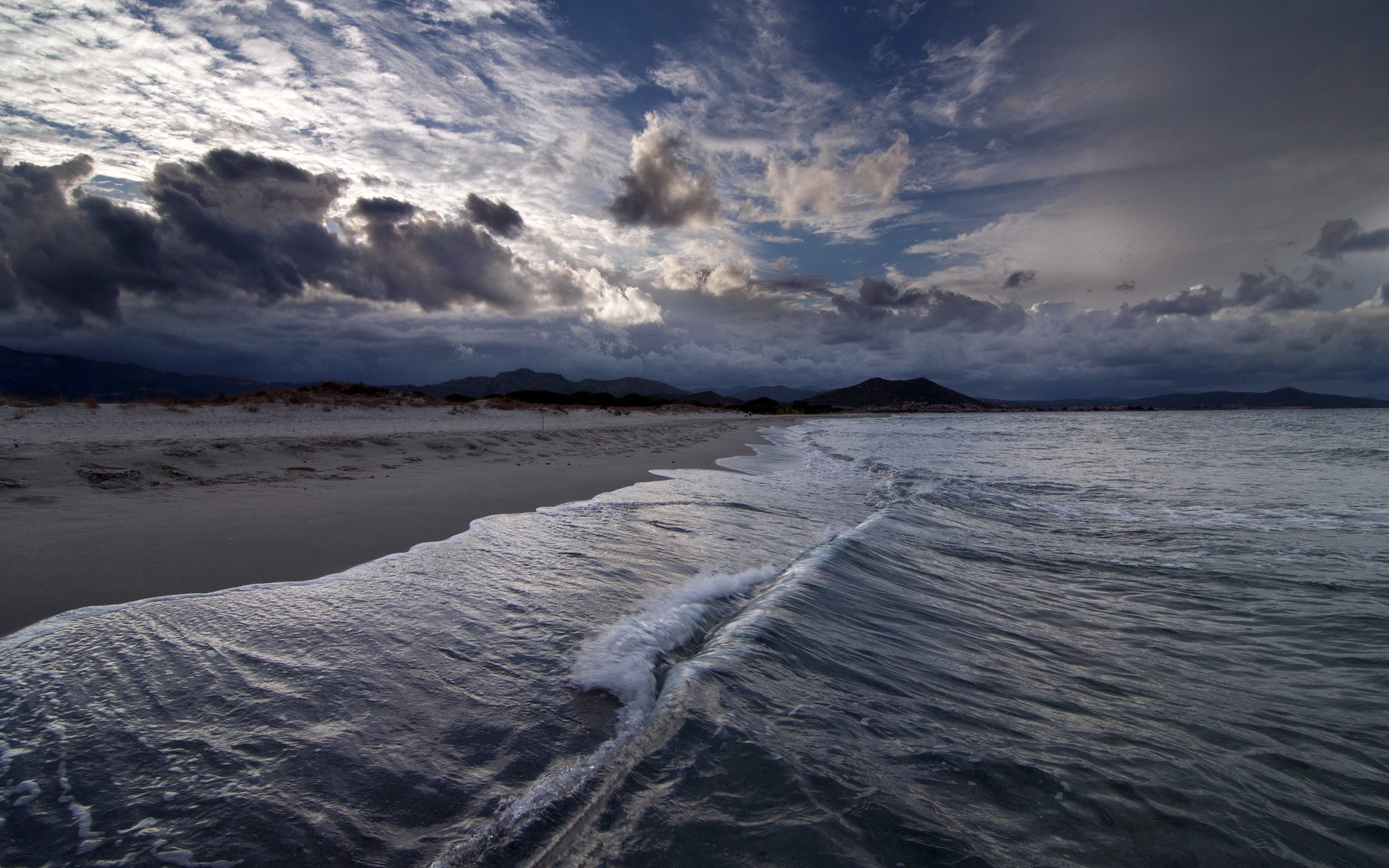 Beach with stormy clouds and waves HD Wallpaper