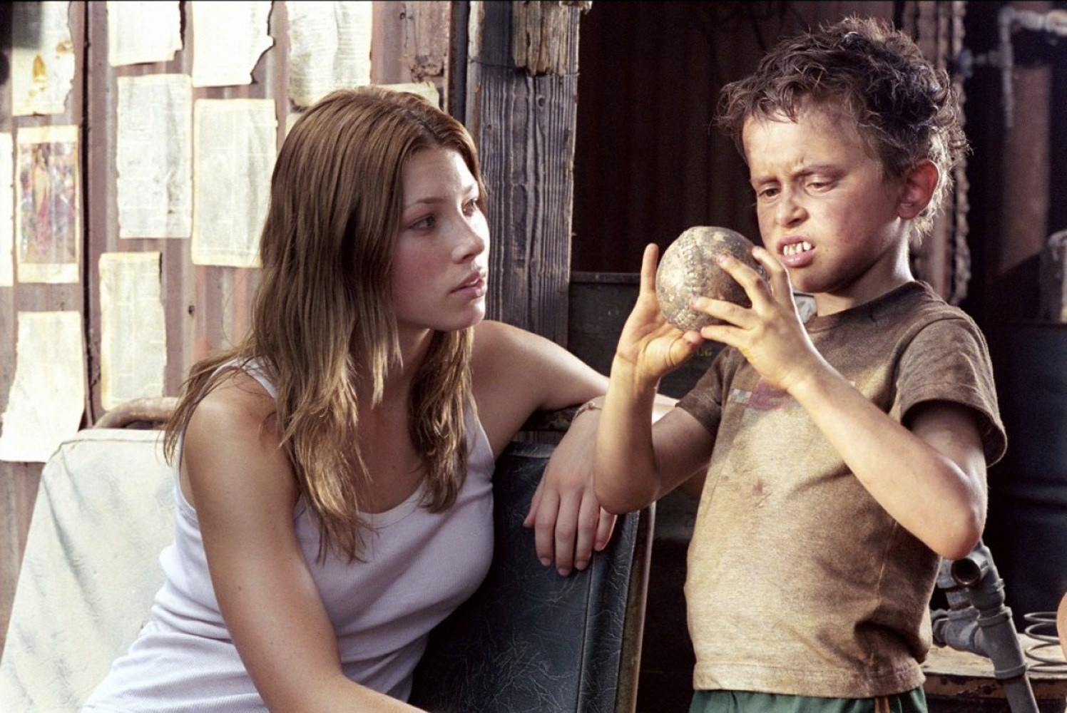 Jessica Biel and child actor in The Texas Chainsaw Massacre HD Wallpaper