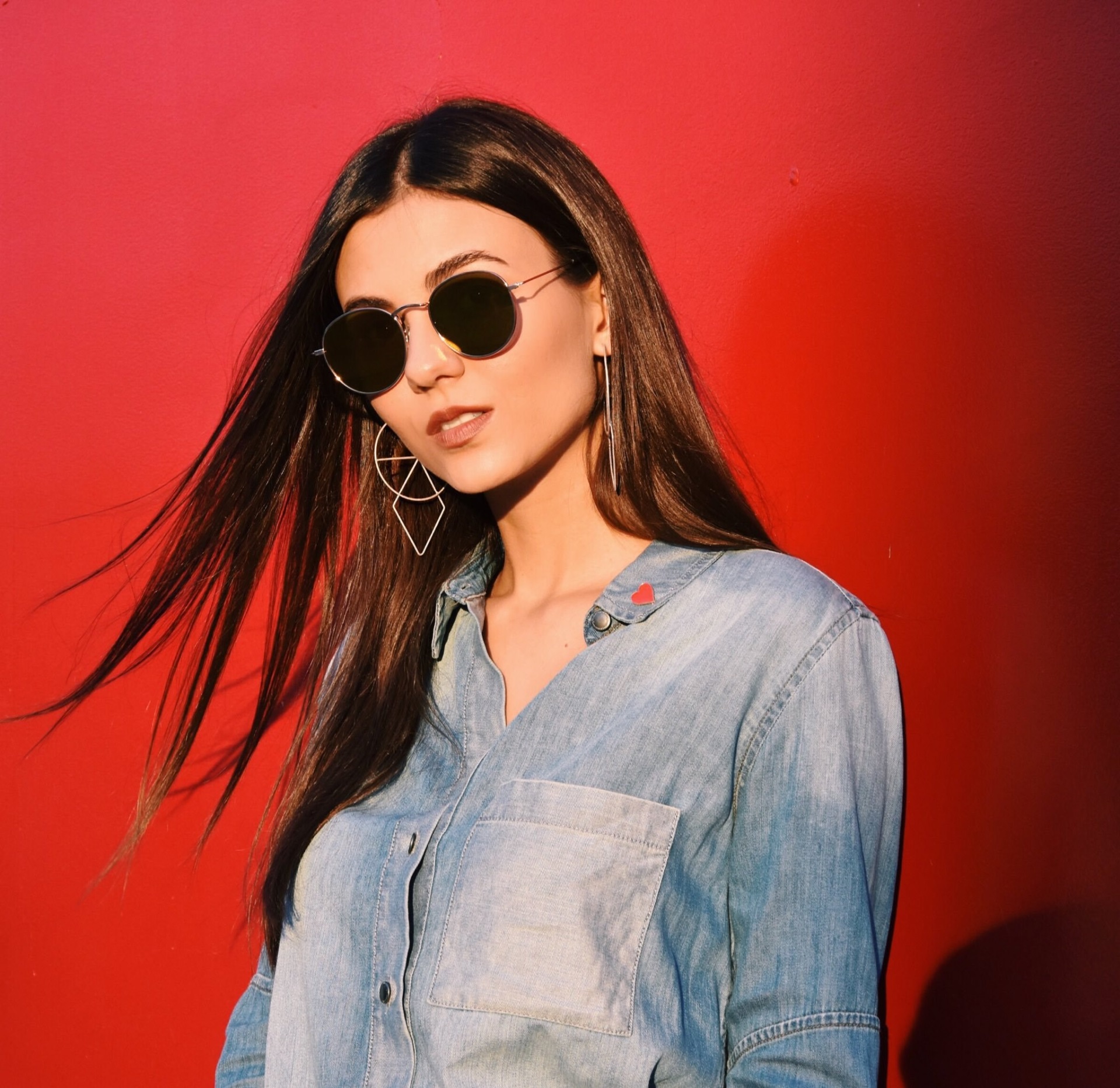 Victoria Justice wearing sunglasses and denim shirt HD Wallpaper
